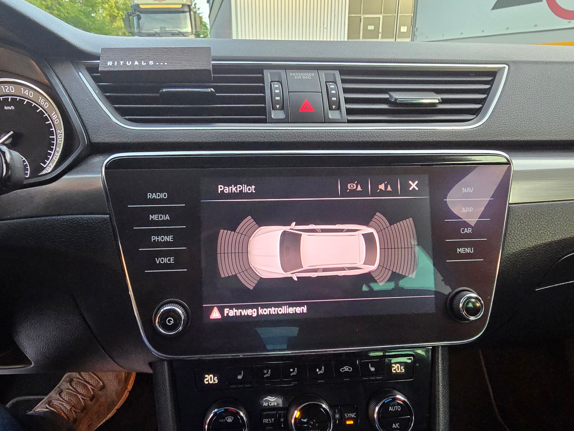 SKODA Superb Combi 2.0 TDi Style DSG-image-25