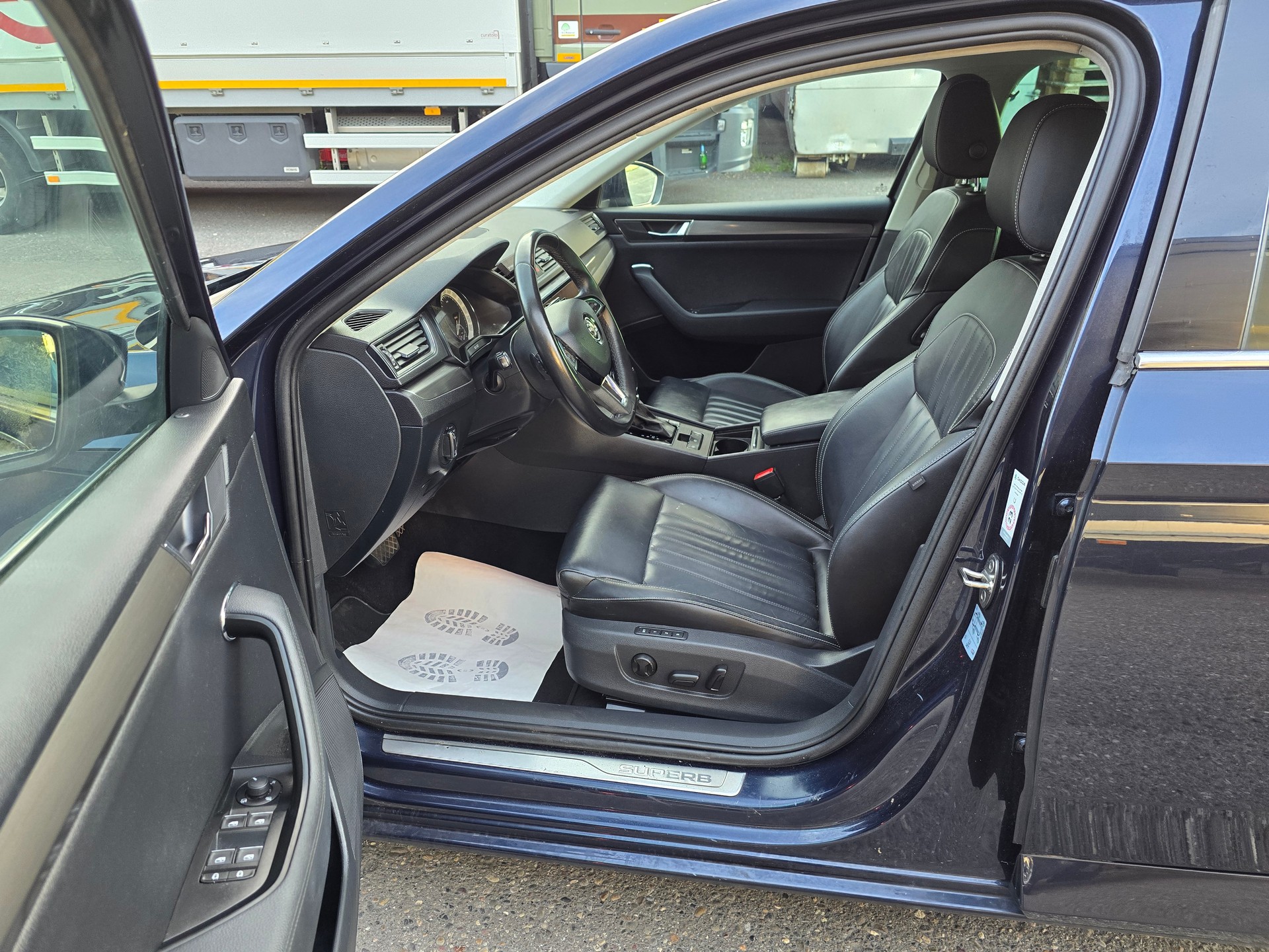 SKODA Superb Combi 2.0 TDi Style DSG-image-13