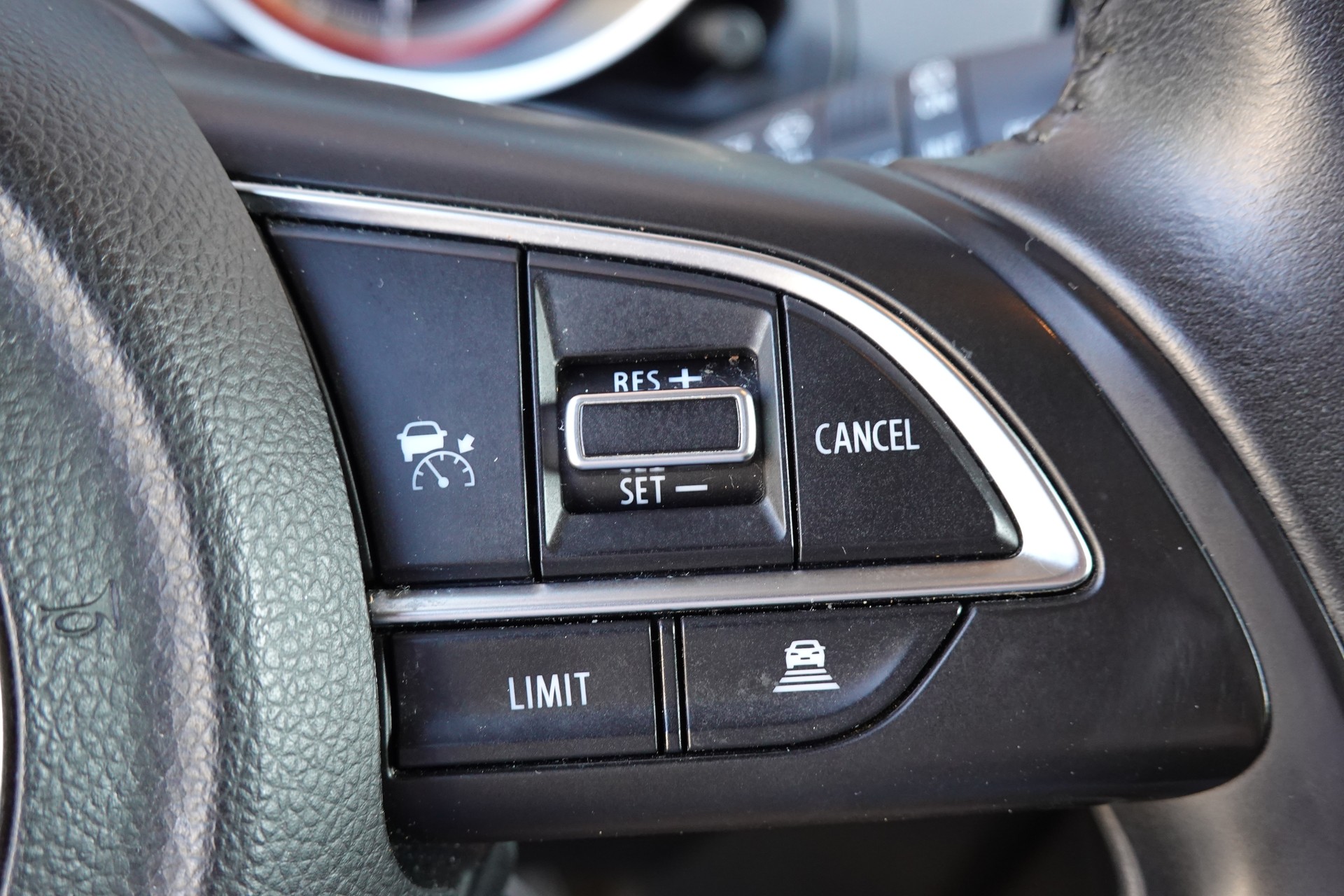 SUZUKI Swift 1.2i Piz Sulai Top Hybrid Allgrip 4x4 "CH Auto * Keyless * GPS * Caméra * Temp. Adapt"-image-12