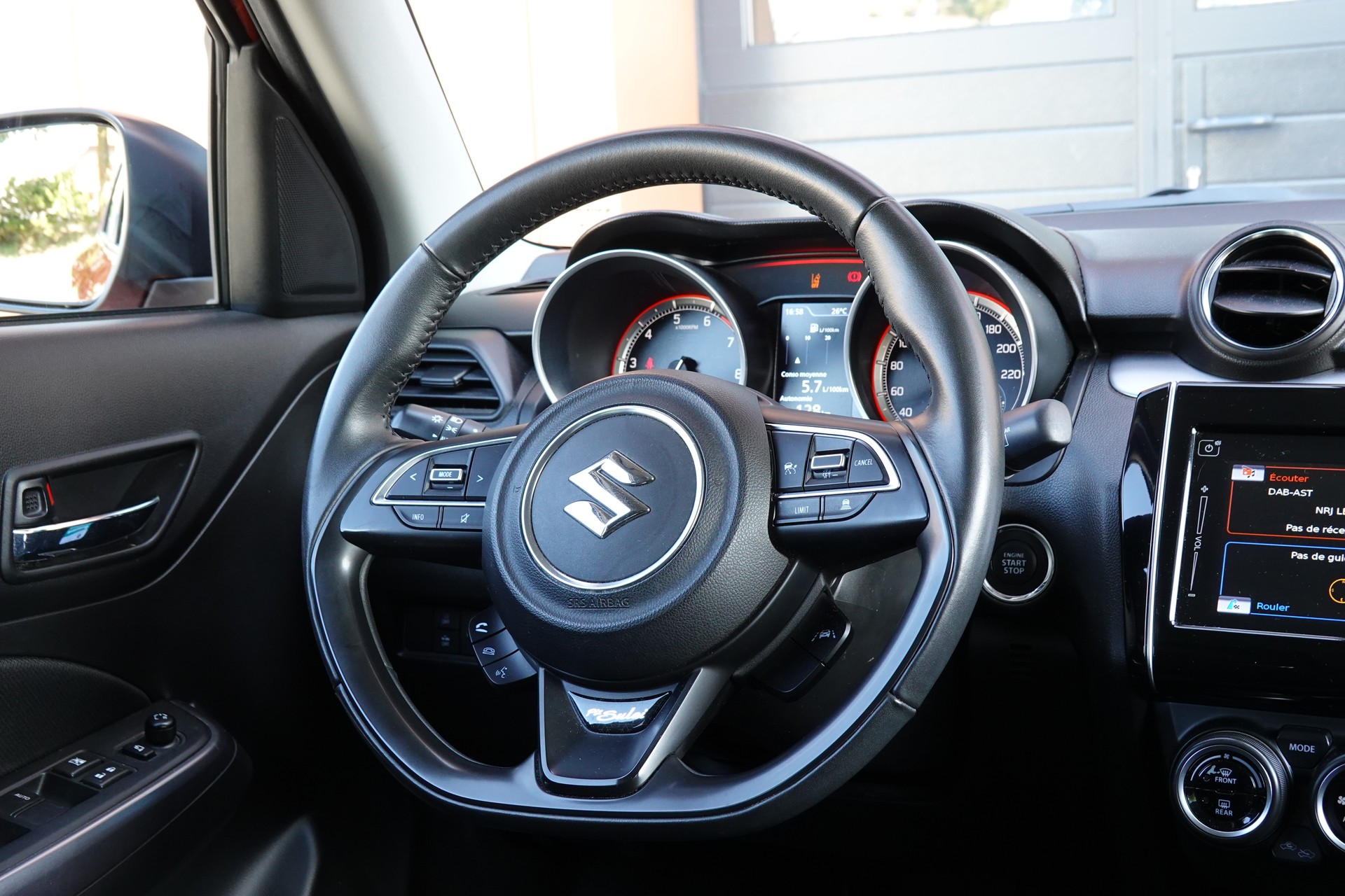 SUZUKI Swift 1.2i Piz Sulai Top Hybrid Allgrip 4x4 "CH Auto * Keyless * GPS * Caméra * Temp. Adapt"-image-11