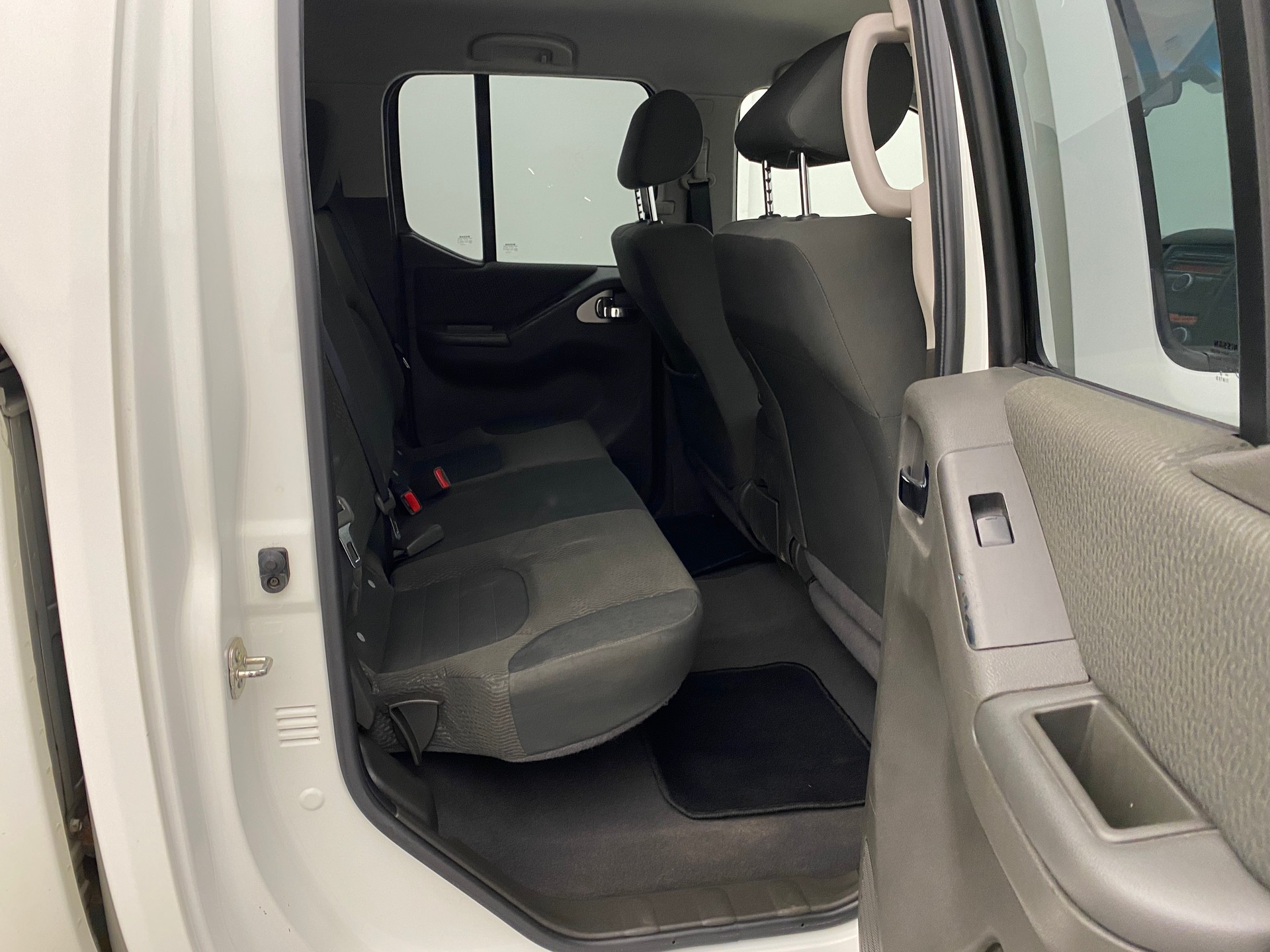 NISSAN Navara 2.5 4WD-image-12