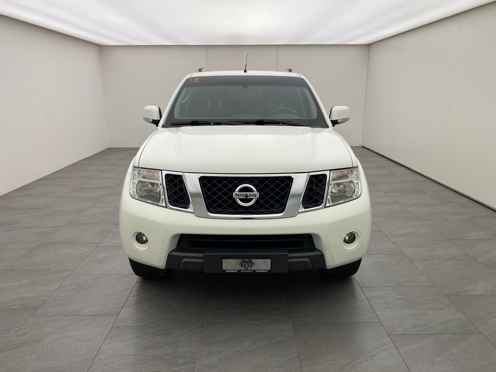 NISSAN Navara 2.5 4WD-image-1