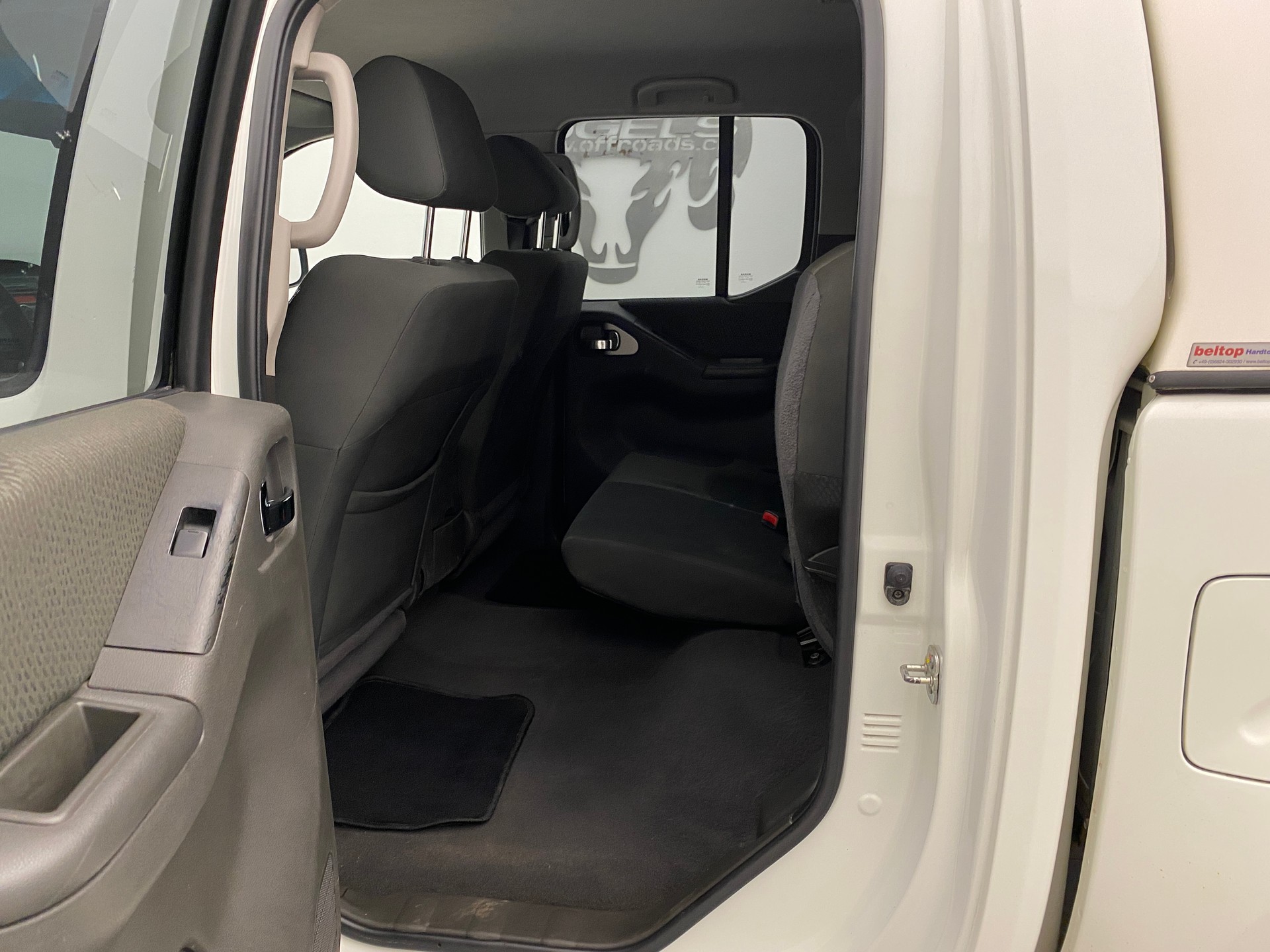 NISSAN Navara 2.5 4WD-image-13