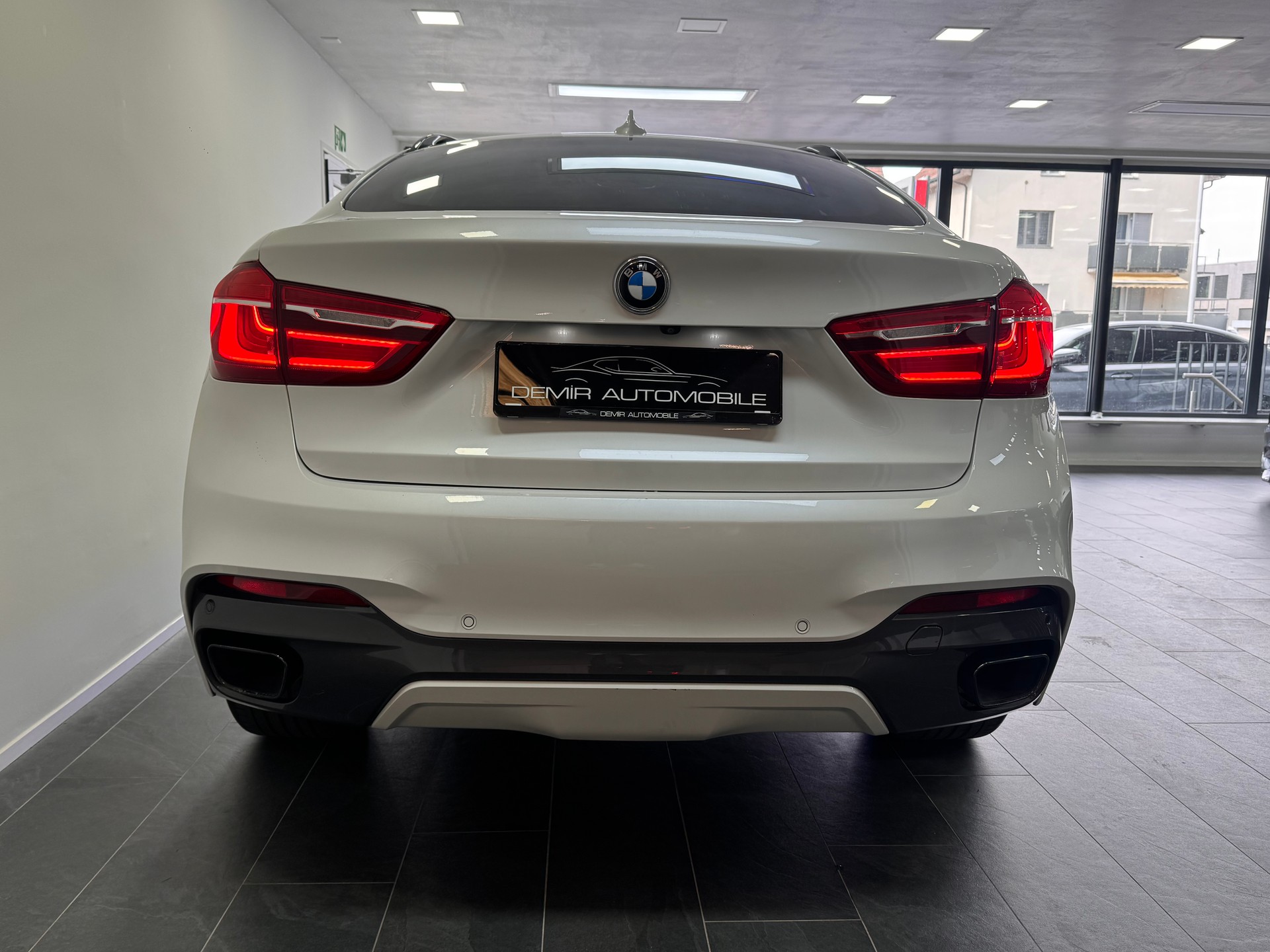 BMW X6 M50d Steptronic *Softclose / Glasdach / 360 Kamera / Dachhimmel Alcantara / Fond-Entertainment / Adaptive LED*-image-4