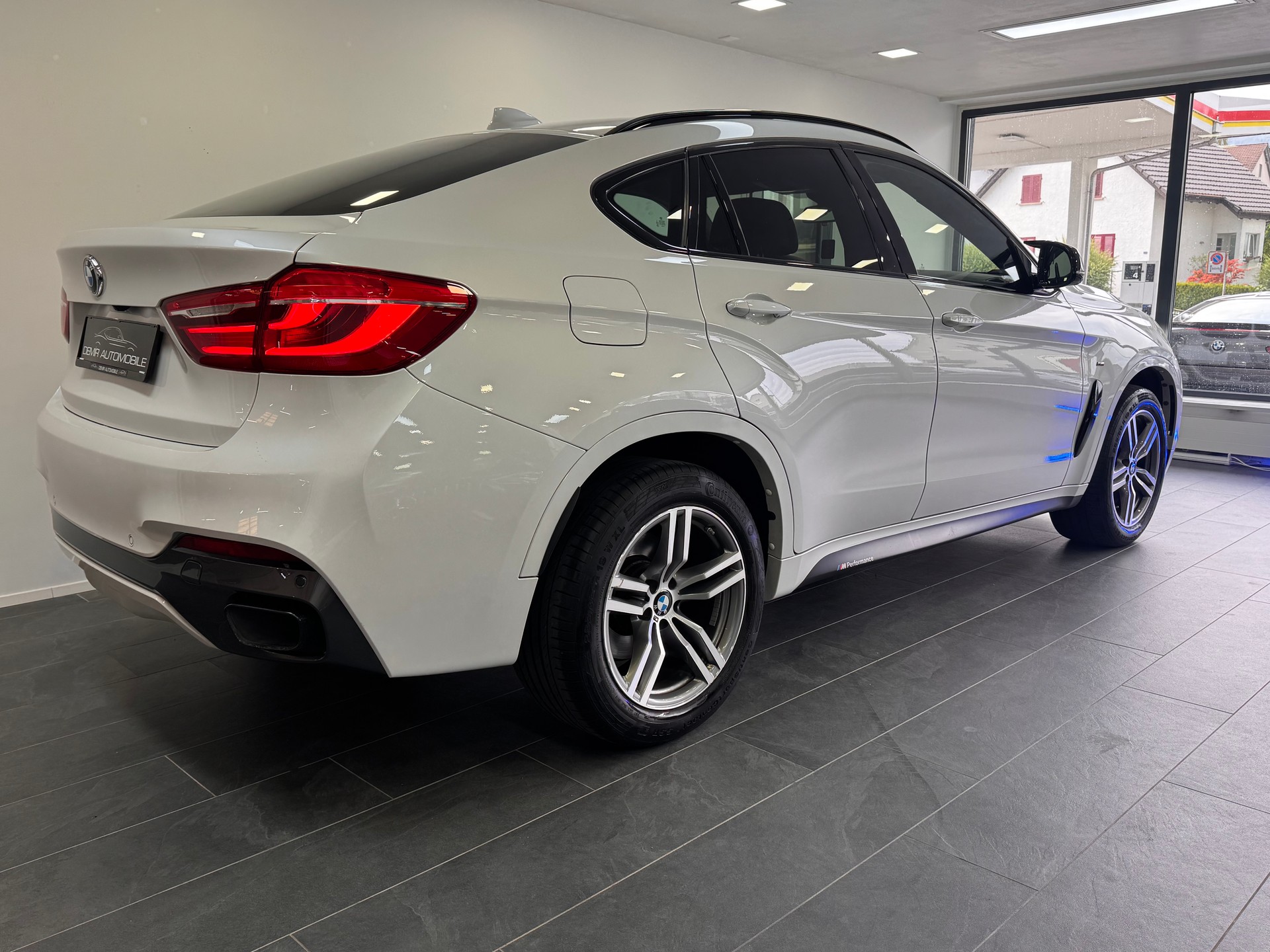 BMW X6 M50d Steptronic *Softclose / Glasdach / 360 Kamera / Dachhimmel Alcantara / Fond-Entertainment / Adaptive LED*-image-3