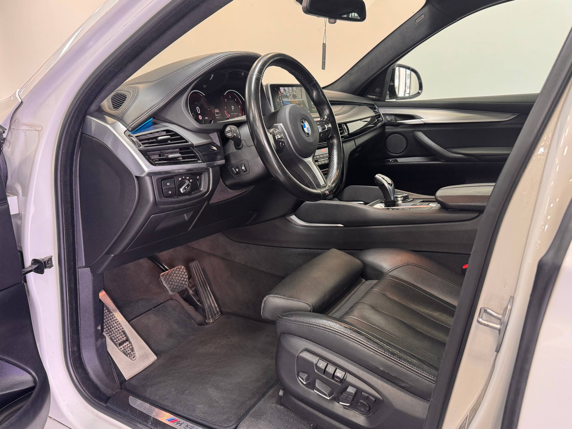 BMW X6 M50d Steptronic *Softclose / Glasdach / 360 Kamera / Dachhimmel Alcantara / Fond-Entertainment / Adaptive LED*-image-6