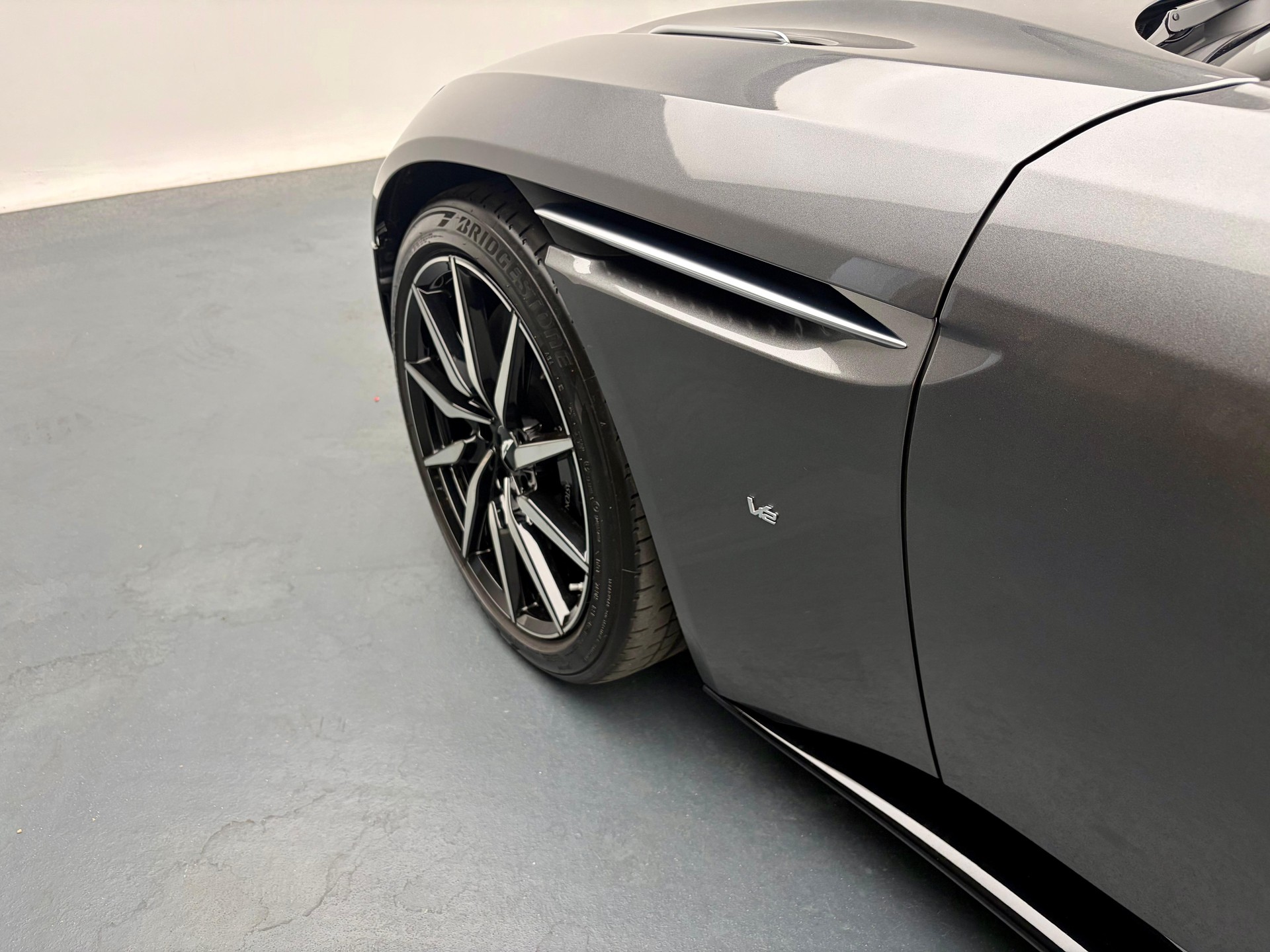 ASTON MARTIN DB11 Coupé 5.2 V12 Bi-Turbo Launch Ed.-image-19