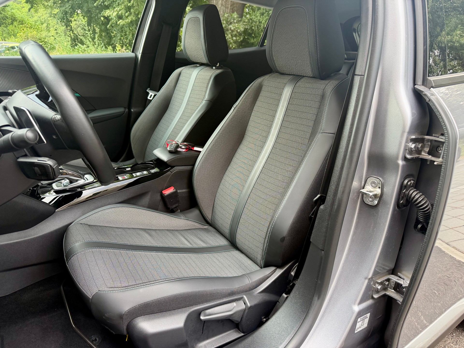 PEUGEOT 2008 1.2 PureTech Allure Pack EAT8-image-9
