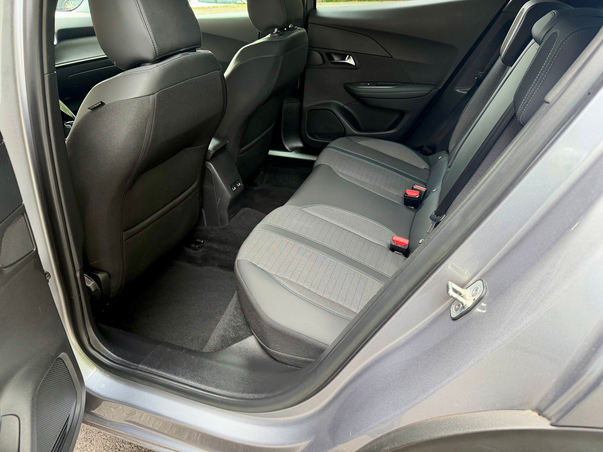 PEUGEOT 2008 1.2 PureTech Allure Pack EAT8-image-7