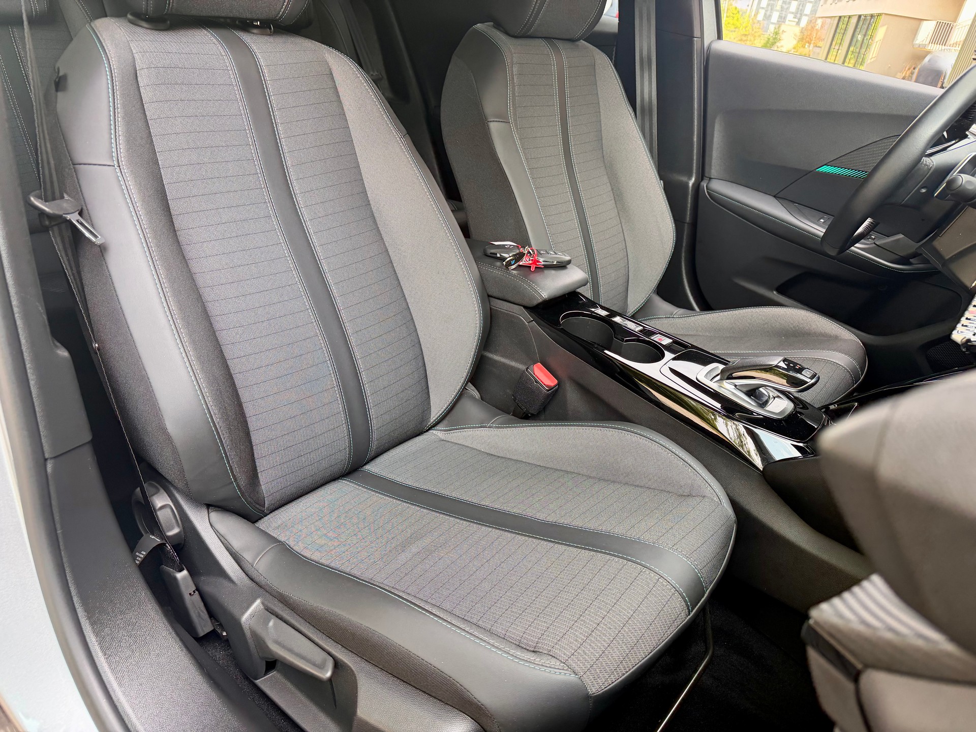 PEUGEOT 2008 1.2 PureTech Allure Pack EAT8-image-10