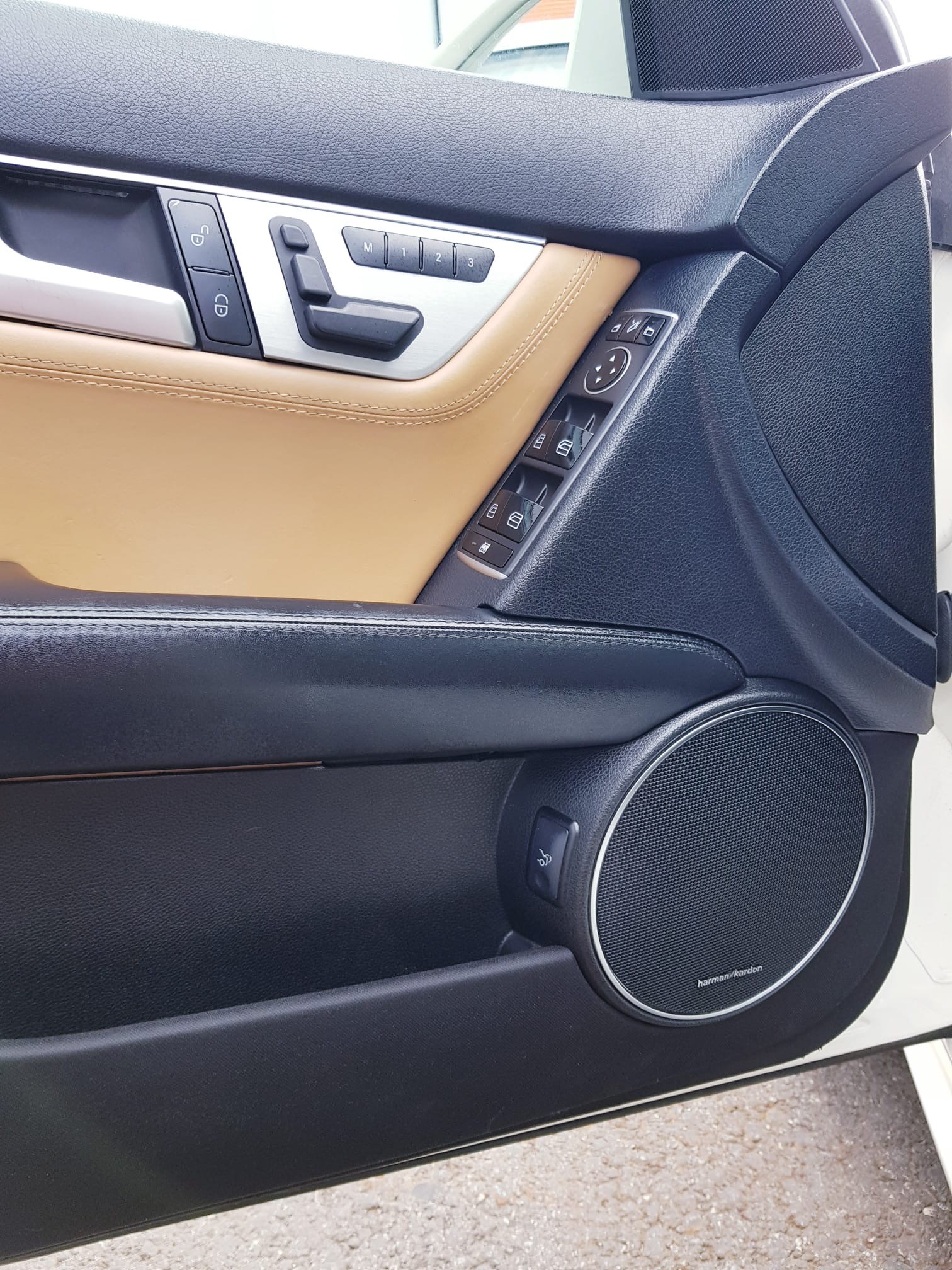 MERCEDES-BENZ W204 C63 AMG-image-12
