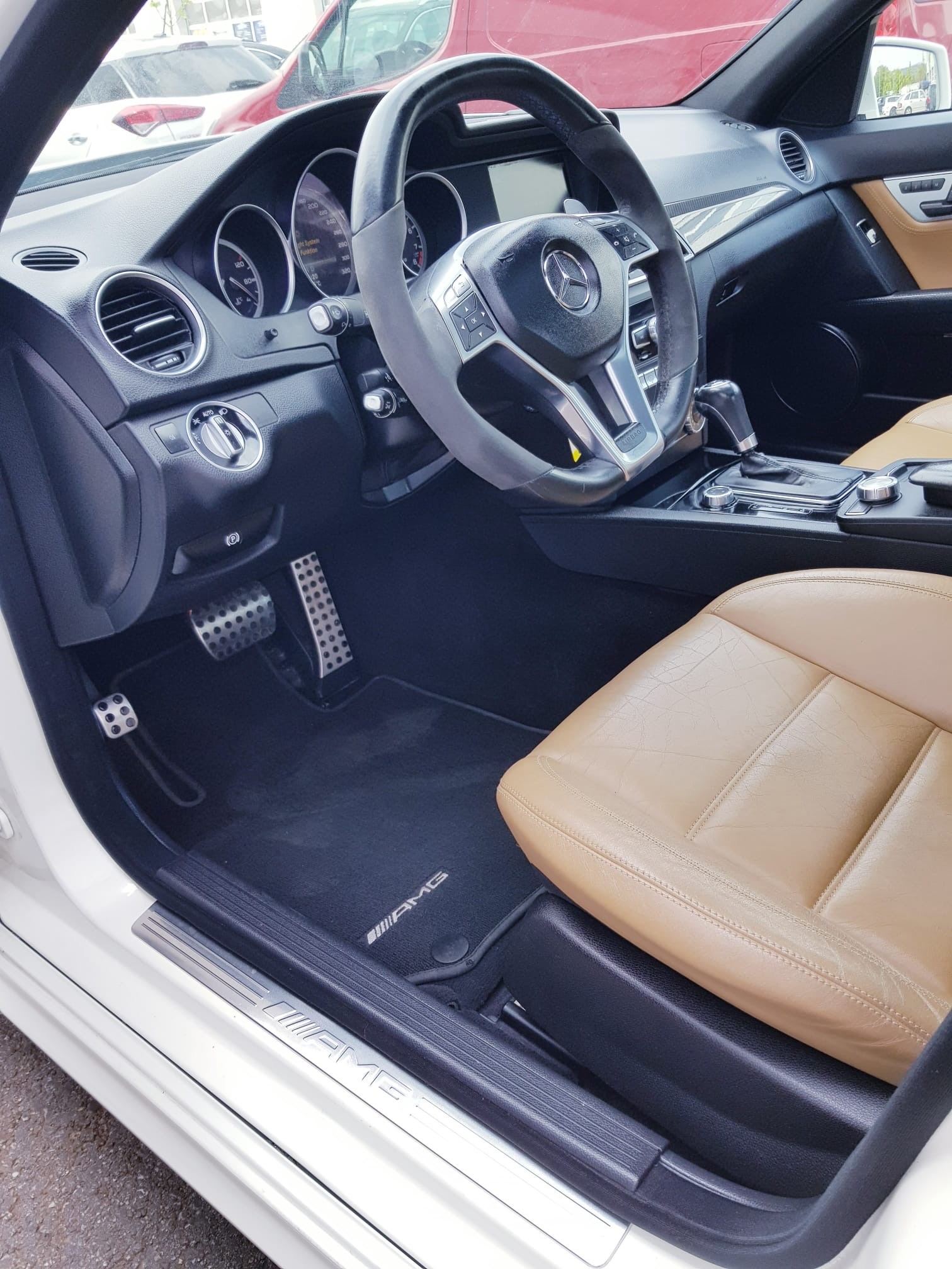 MERCEDES-BENZ W204 C63 AMG-image-8