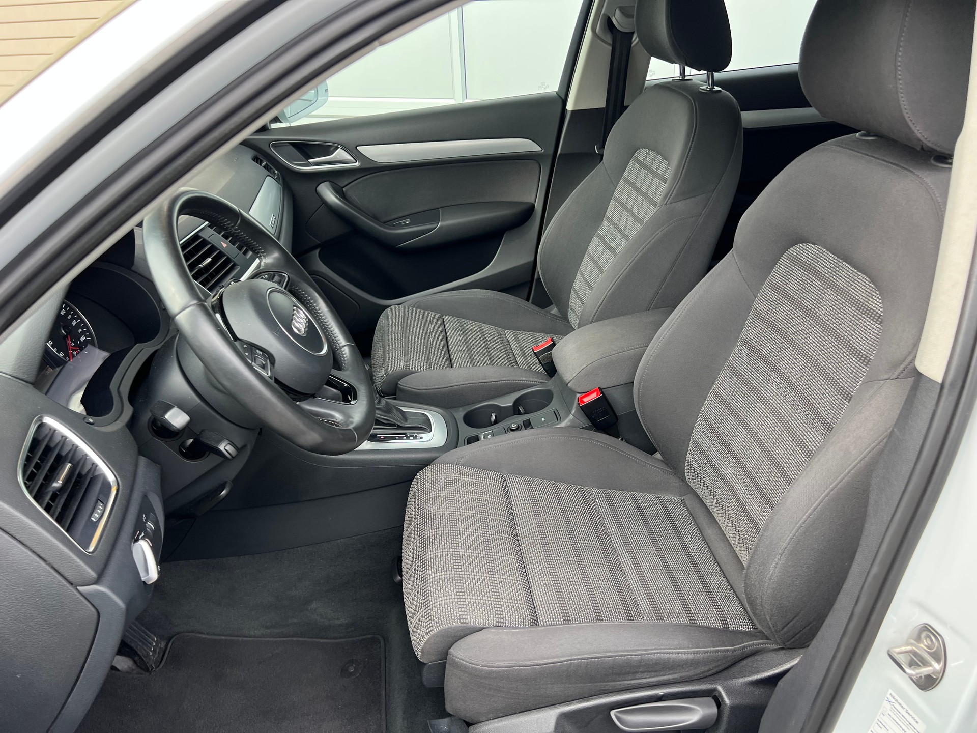 AUDI Q3 2.0 TFSI 4x4 S-tronic PS 211 *** Navigation * Anhängerkupplung 2000 kg. * frisch ab MFK * 1 Jahr Garantie möglich ***-image-12