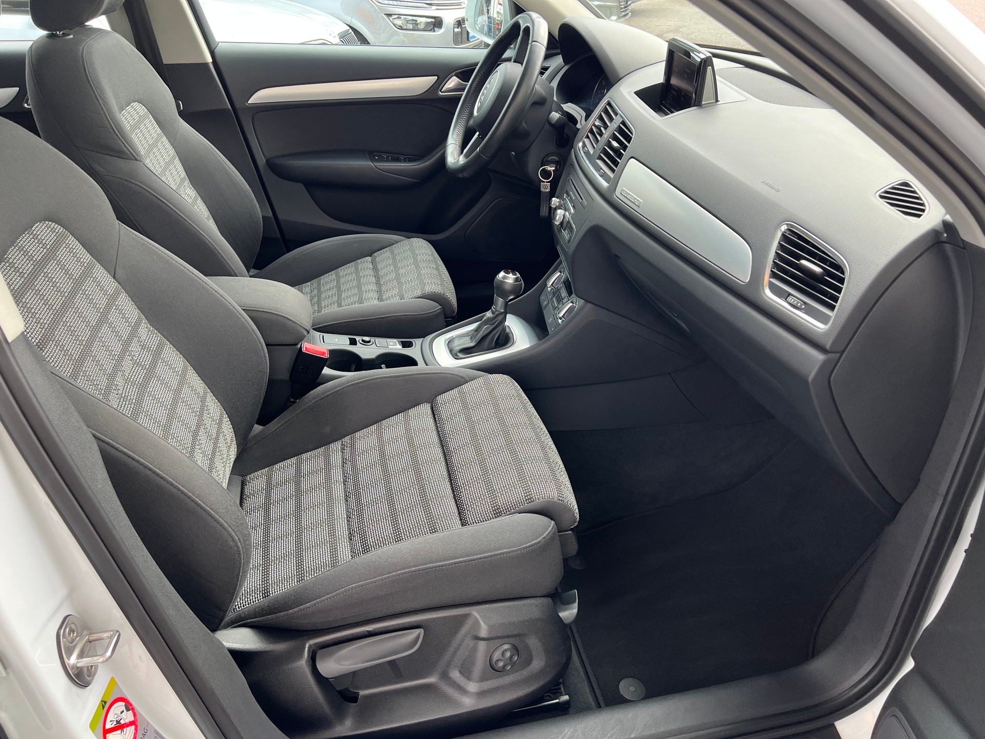 AUDI Q3 2.0 TFSI 4x4 S-tronic PS 211 *** Navigation * Anhängerkupplung 2000 kg. * frisch ab MFK * 1 Jahr Garantie möglich ***-image-11