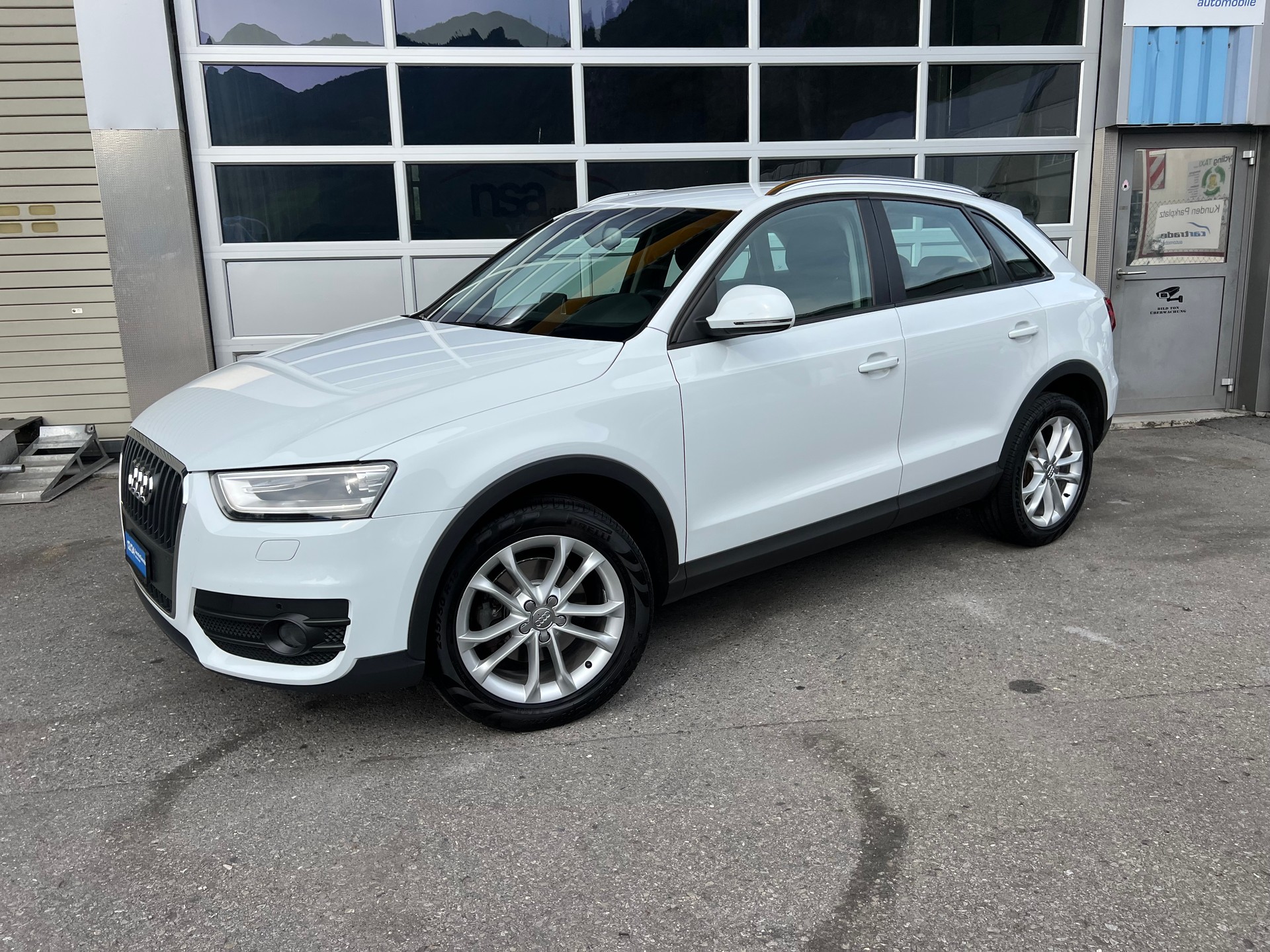AUDI Q3 2.0 TFSI 4x4 S-tronic PS 211 *** Navigation * Anhängerkupplung 2000 kg. * frisch ab MFK * 1 Jahr Garantie möglich ***-showroom-element-2