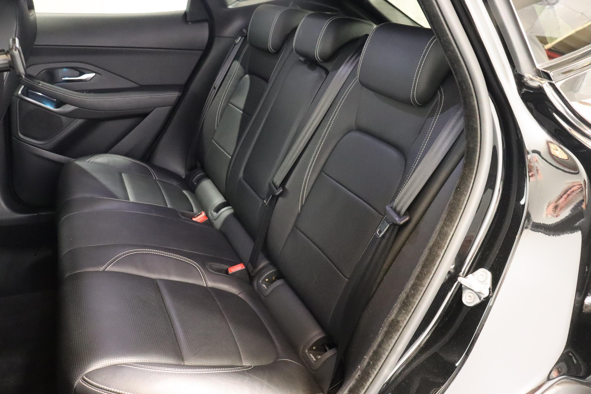 JAGUAR E-Pace 2.0 T 200 R-Dynamic S AWD-image-8