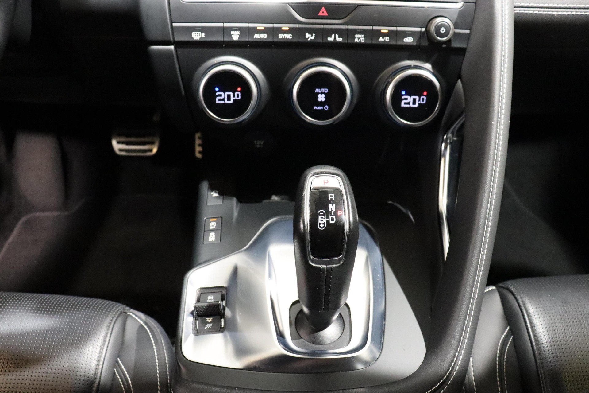 JAGUAR E-Pace 2.0 T 200 R-Dynamic S AWD-image-10