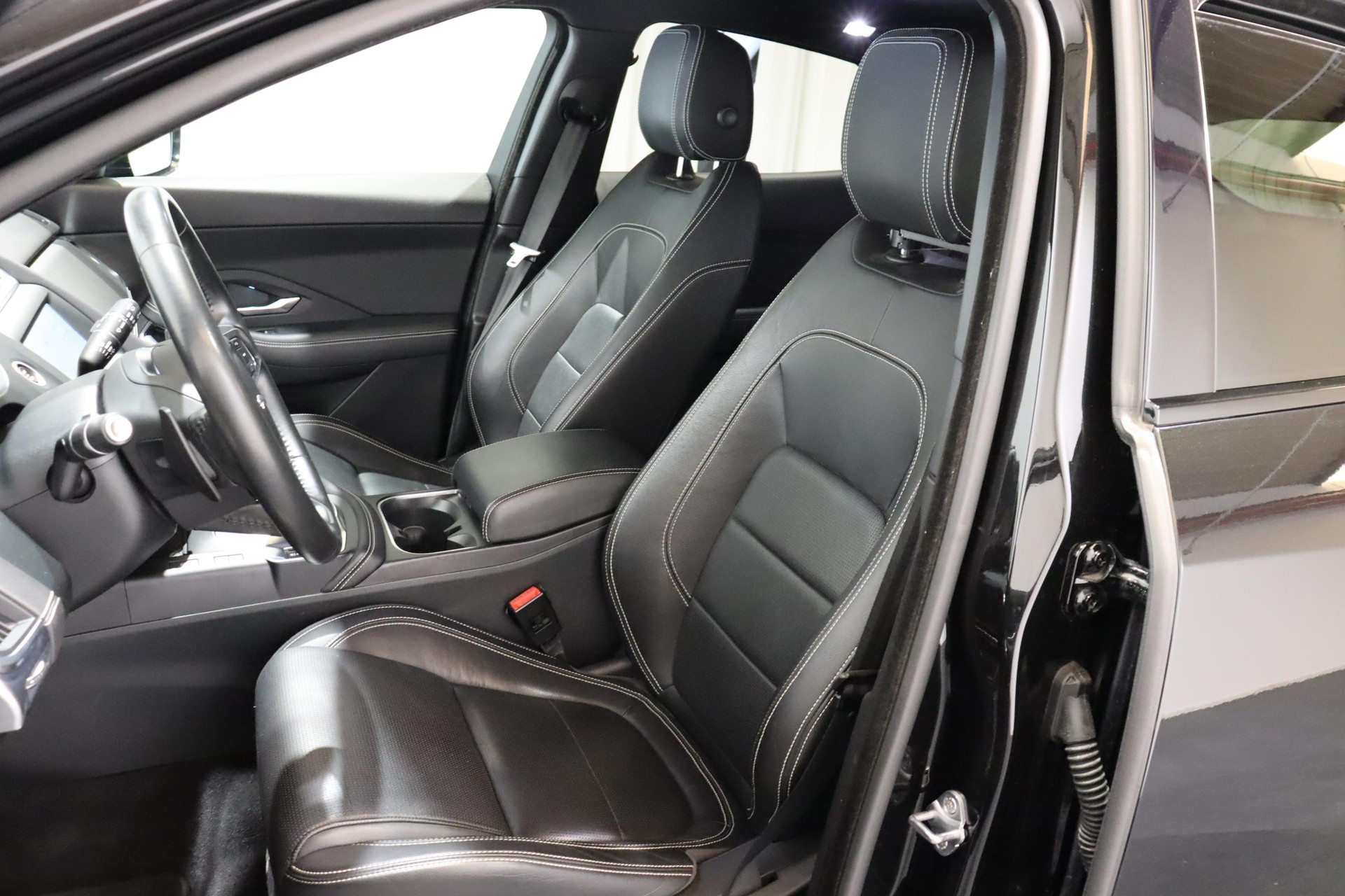 JAGUAR E-Pace 2.0 T 200 R-Dynamic S AWD-image-6