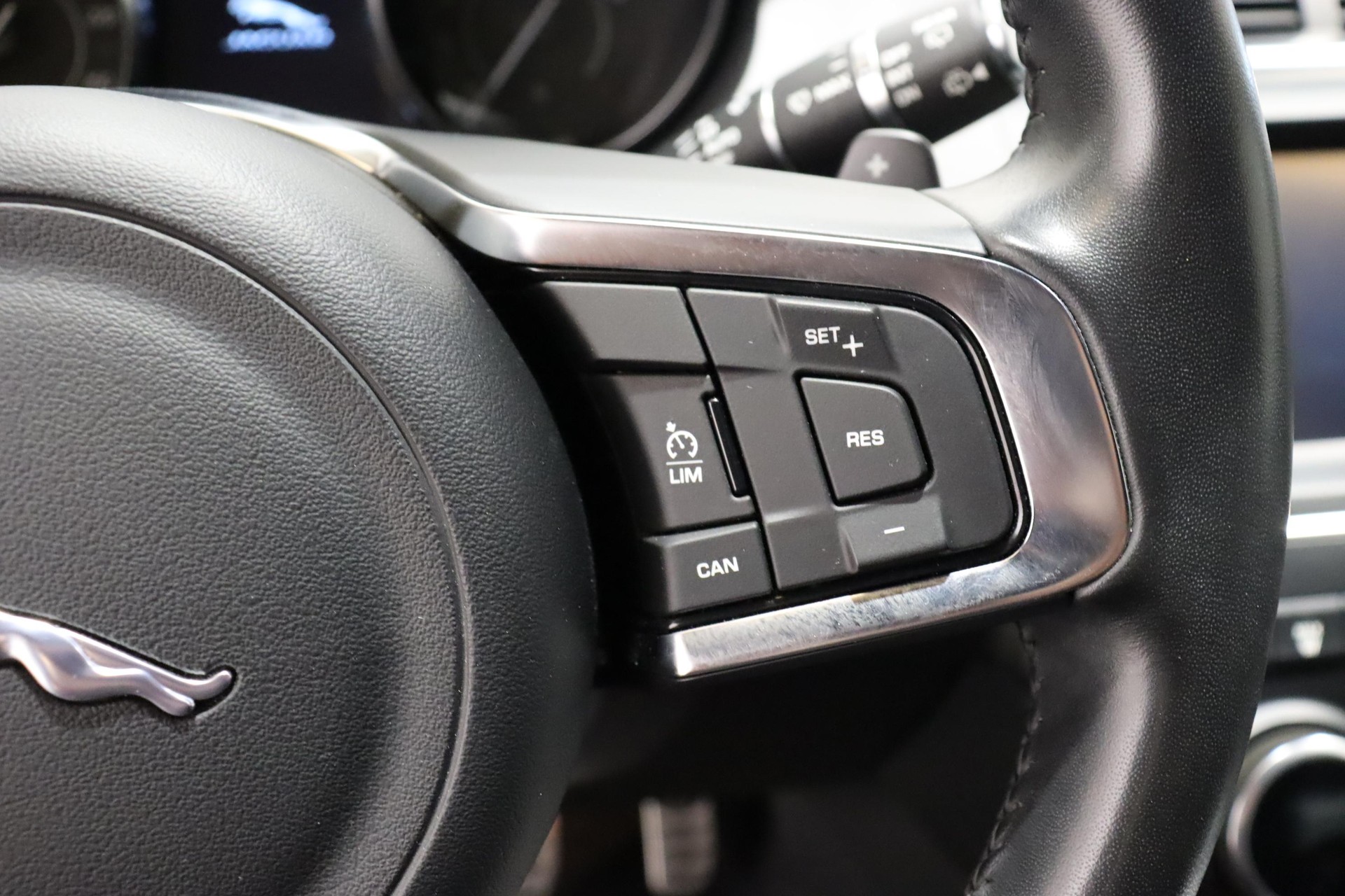 JAGUAR E-Pace 2.0 T 200 R-Dynamic S AWD-image-19