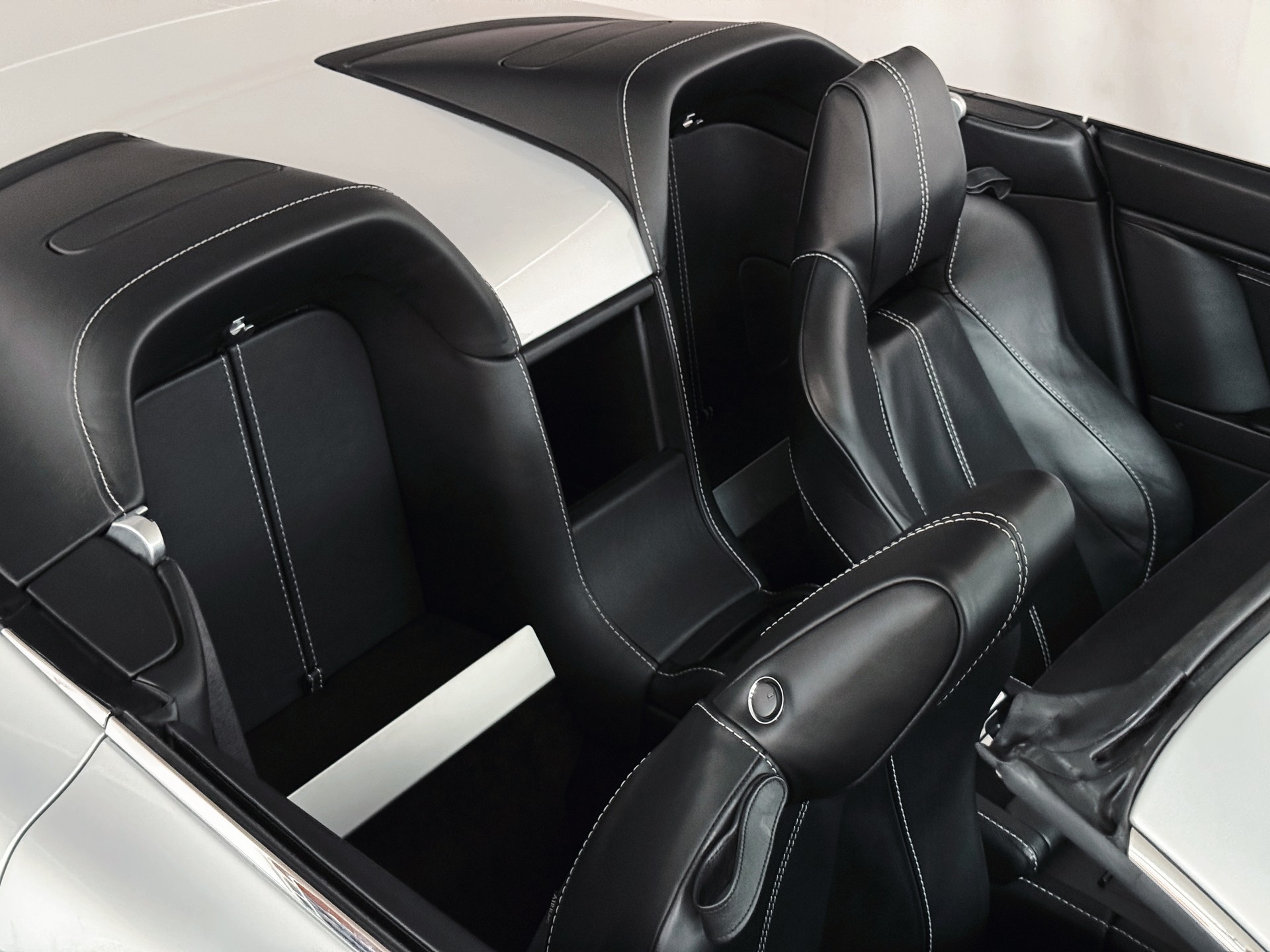 ASTON MARTIN V8 Vantage 4.7 Sportshift-image-15