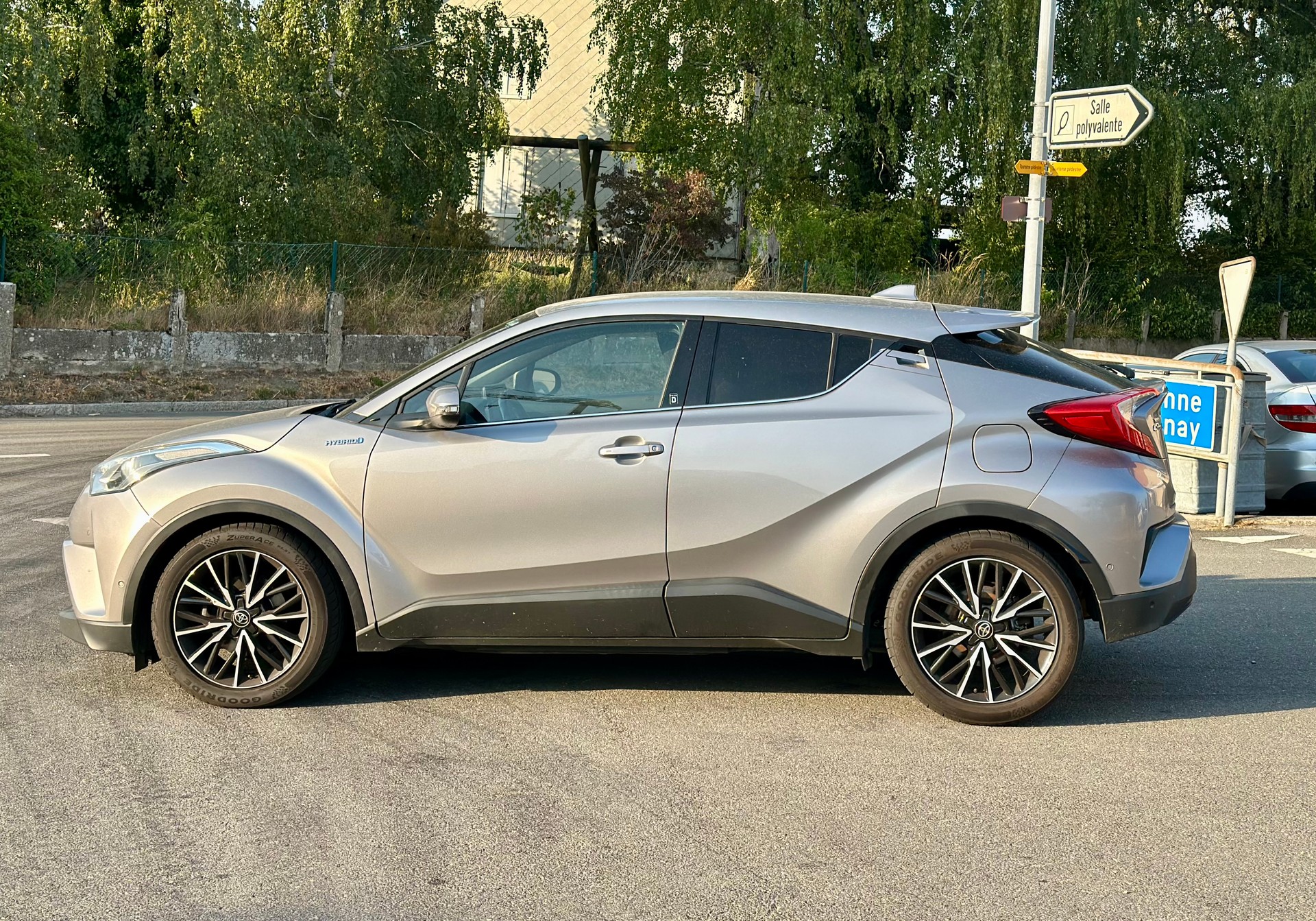 TOYOTA C-HR 1.8 HSD Premium CVT-image-5