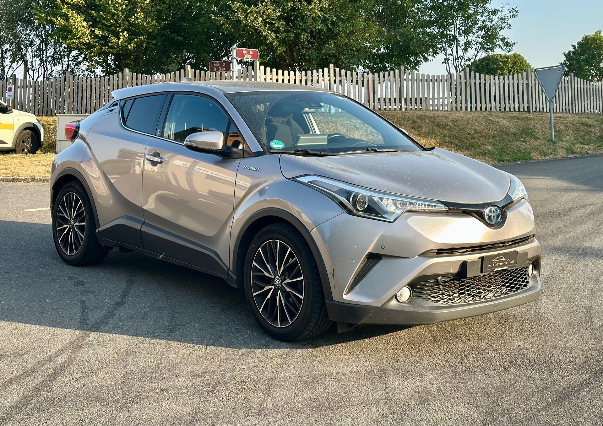 TOYOTA C-HR 1.8 HSD Premium CVT-image-1