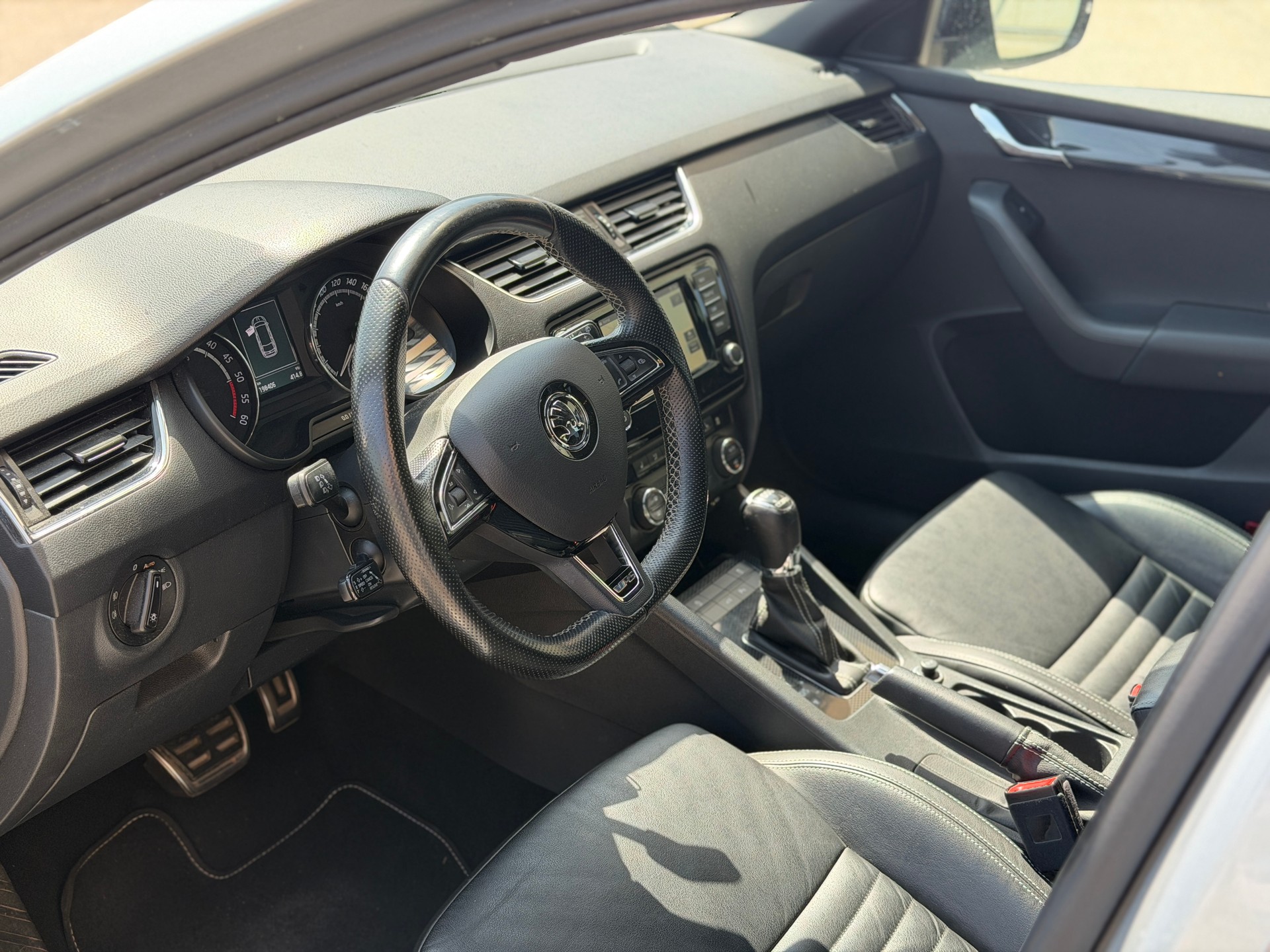 SKODA Octavia Combi 2.0 TDI RS 4x4 DSG-image-10