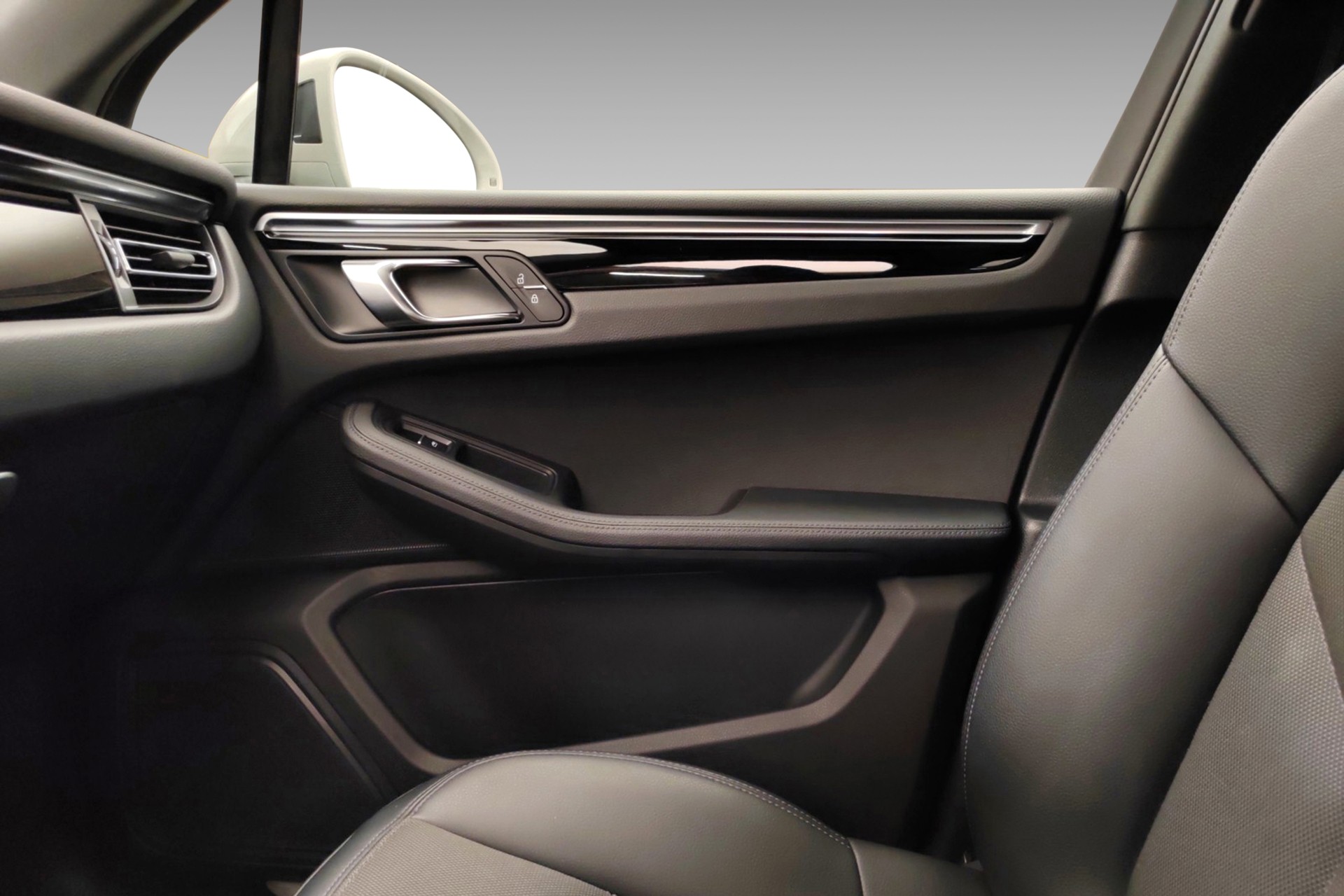 PORSCHE Macan S-image-16