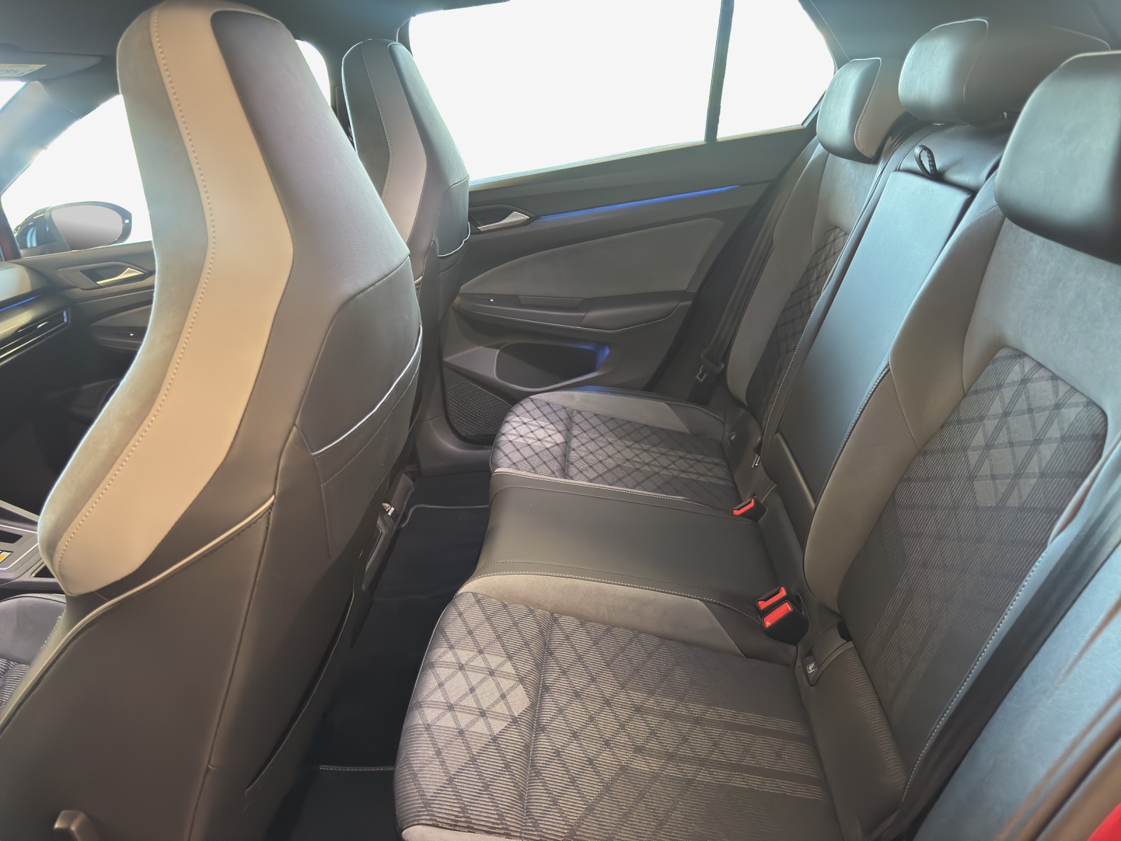 VW Golf 1.5 eTSI mHEV ACT R-Line DSG-image-11