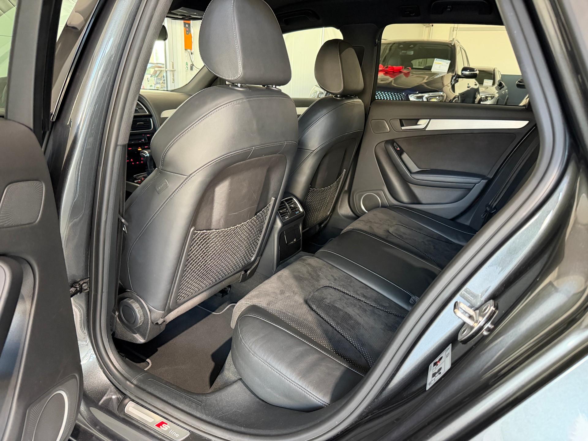 AUDI A4 Avant 2.0 TDI S Line quattro S-tronic (CH)-image-12