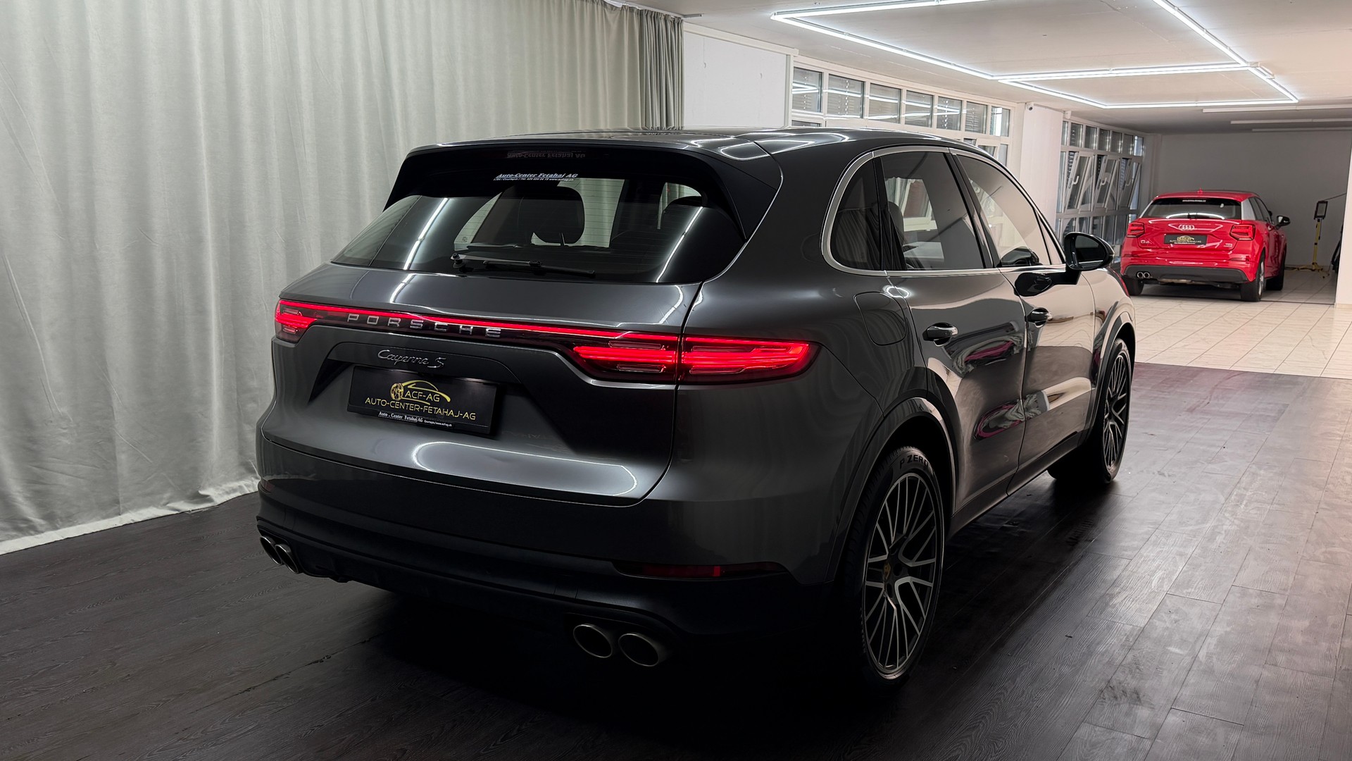 PORSCHE Cayenne S-showroom-element-3