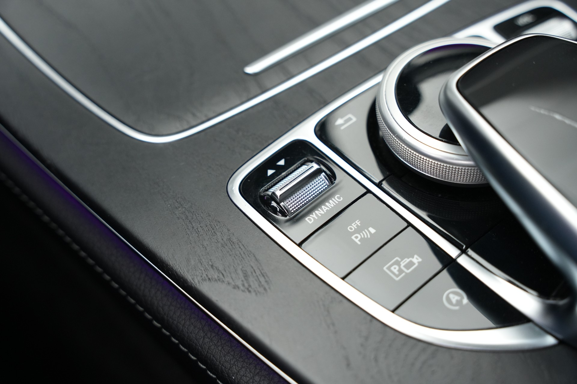 MERCEDES-BENZ E 400 Cabriolet AMG Line 4 Matic 9G-Tronic *20" Aversus* *Burmester*-image-27