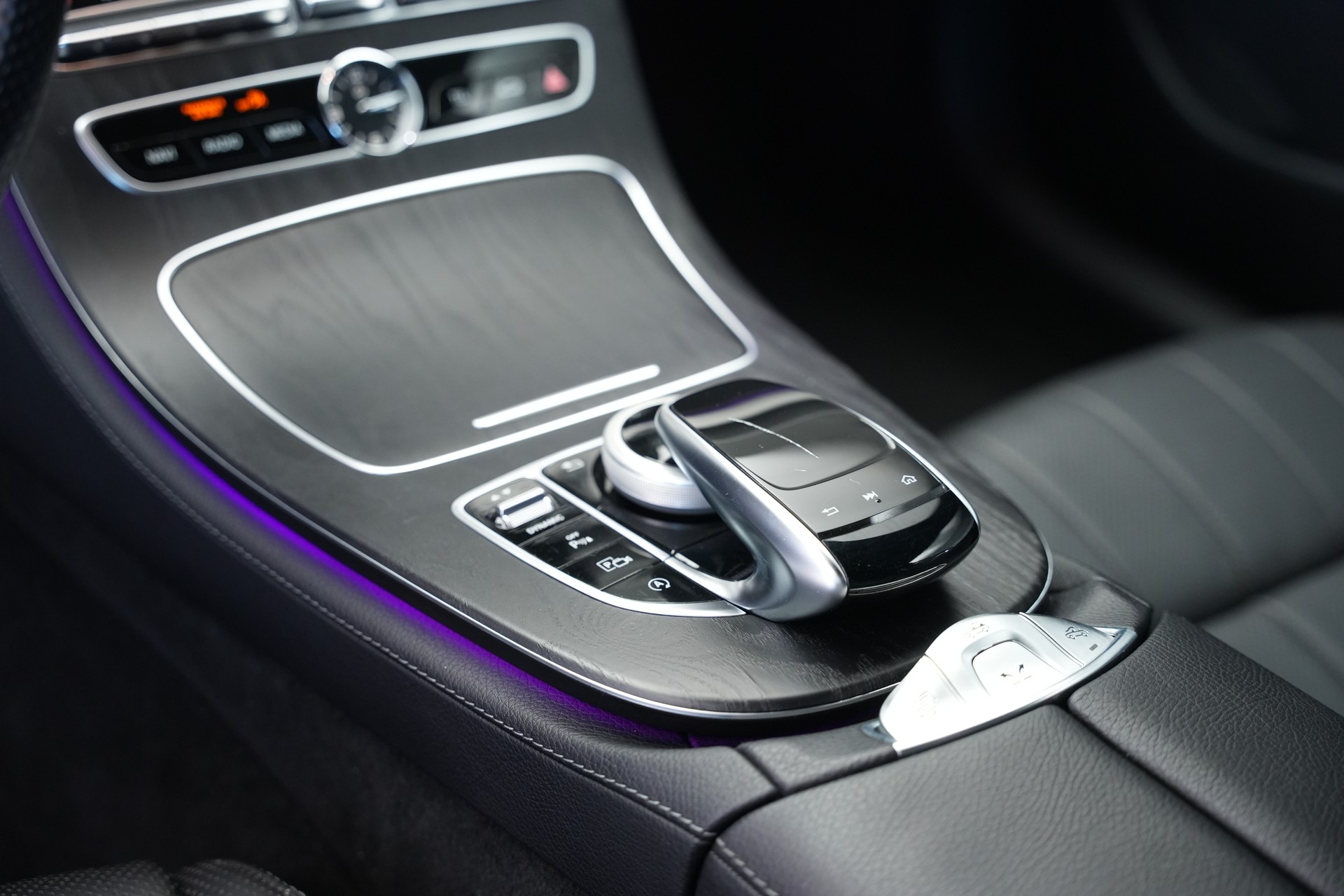 MERCEDES-BENZ E 400 Cabriolet AMG Line 4 Matic 9G-Tronic *20" Aversus* *Burmester*-image-23
