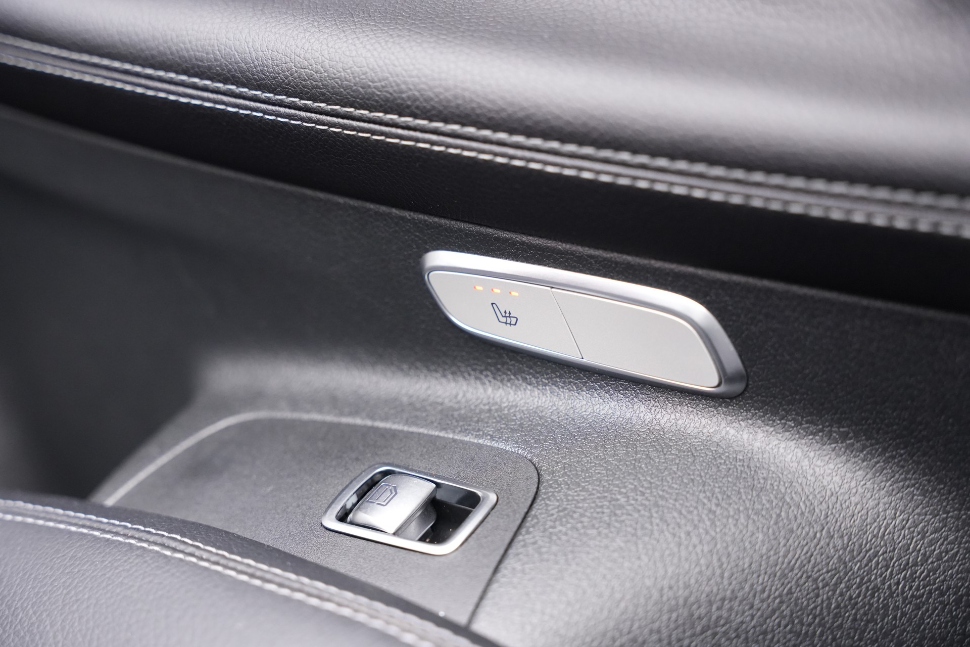 MERCEDES-BENZ E 400 Cabriolet AMG Line 4 Matic 9G-Tronic *20" Aversus* *Burmester*-image-42
