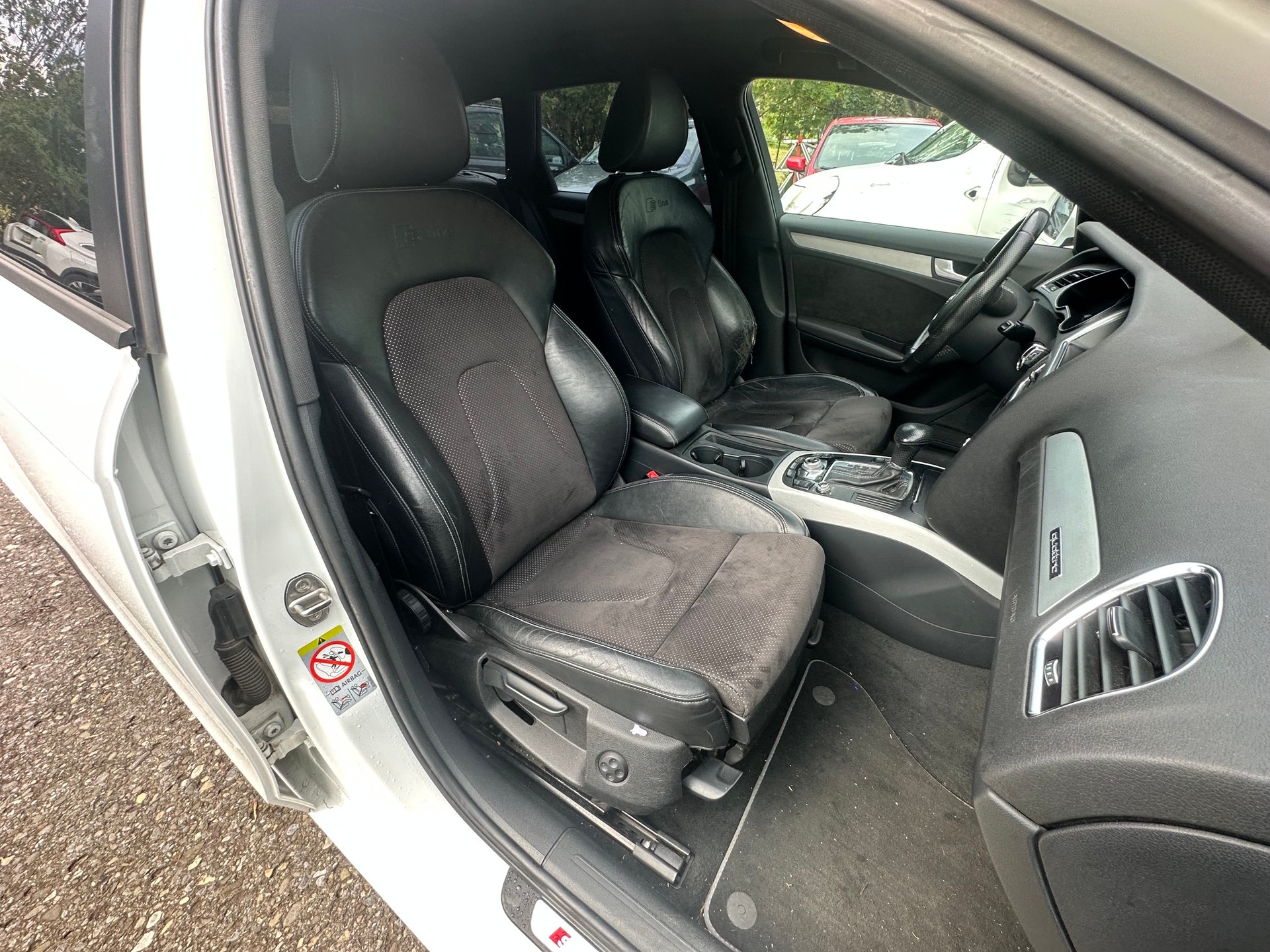 AUDI A4 Avant 2.0 TDI quattro S-tronic-image-8