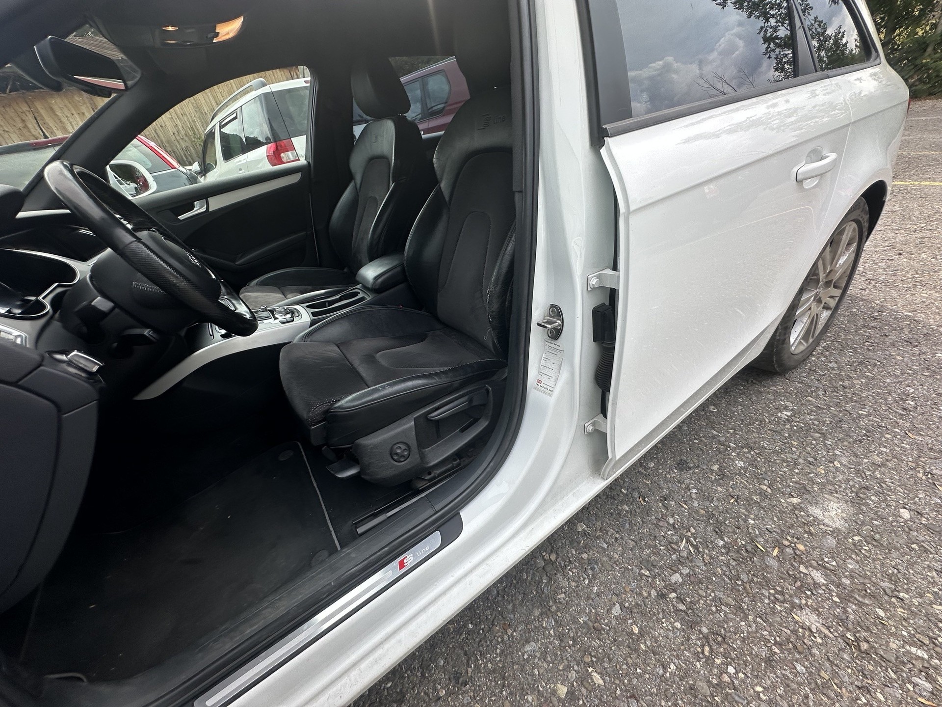 AUDI A4 Avant 2.0 TDI quattro S-tronic-image-9