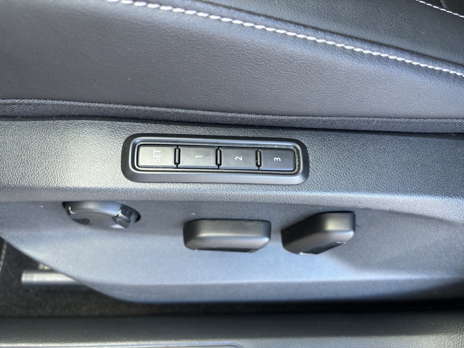 VW T-Roc 1.5 TSI EVO R-Line DSG mit AHK, Leder mit Memory & Winterräder-image-28