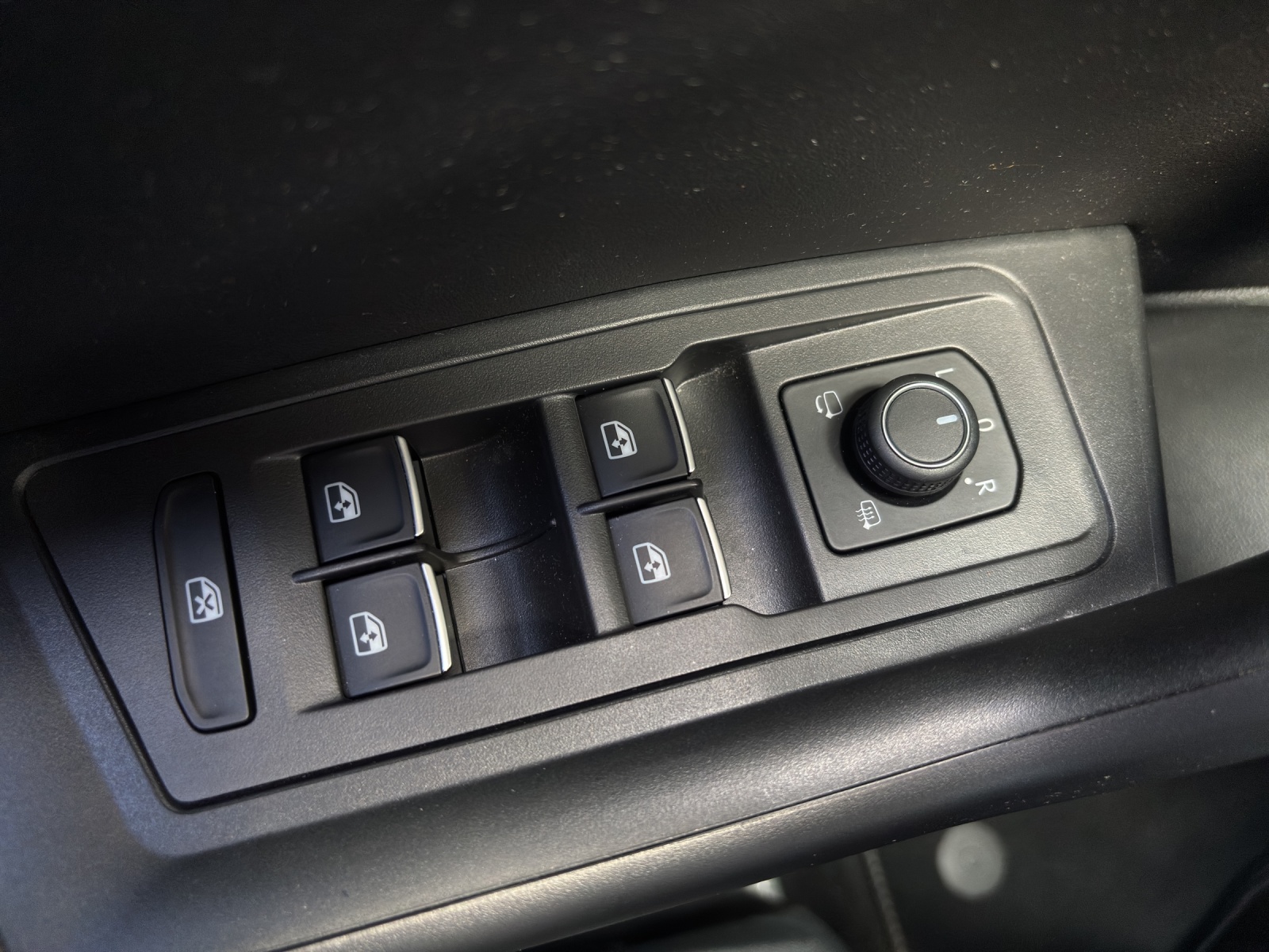 VW T-Roc 1.5 TSI EVO R-Line DSG mit AHK, Leder mit Memory & Winterräder-image-29