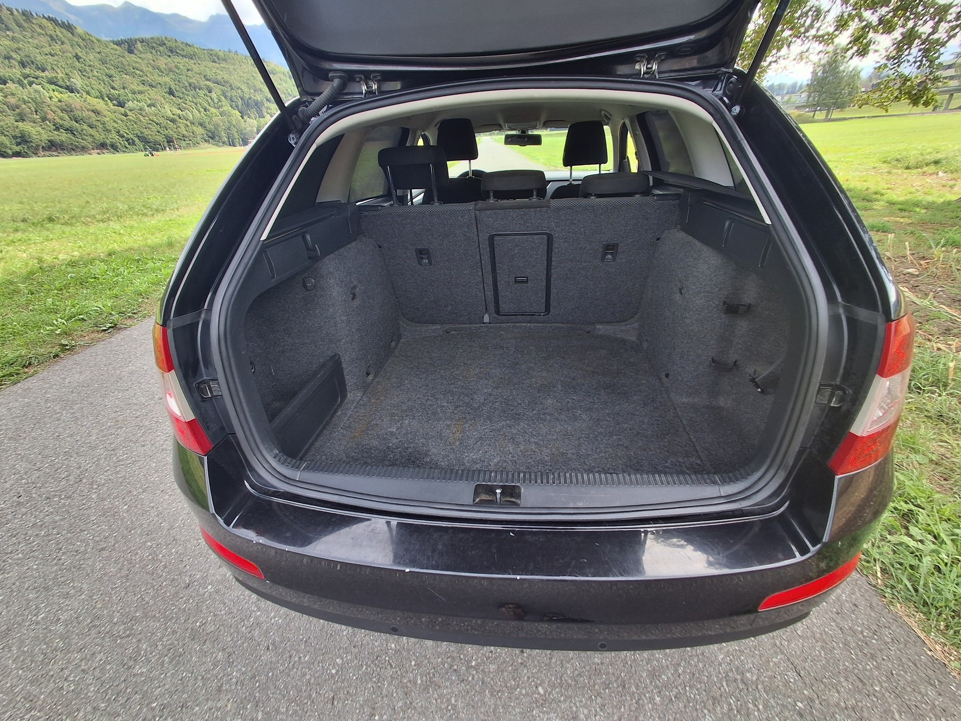 SKODA Octavia Combi 2.0 TDI Swiss Joy DSG-image-12