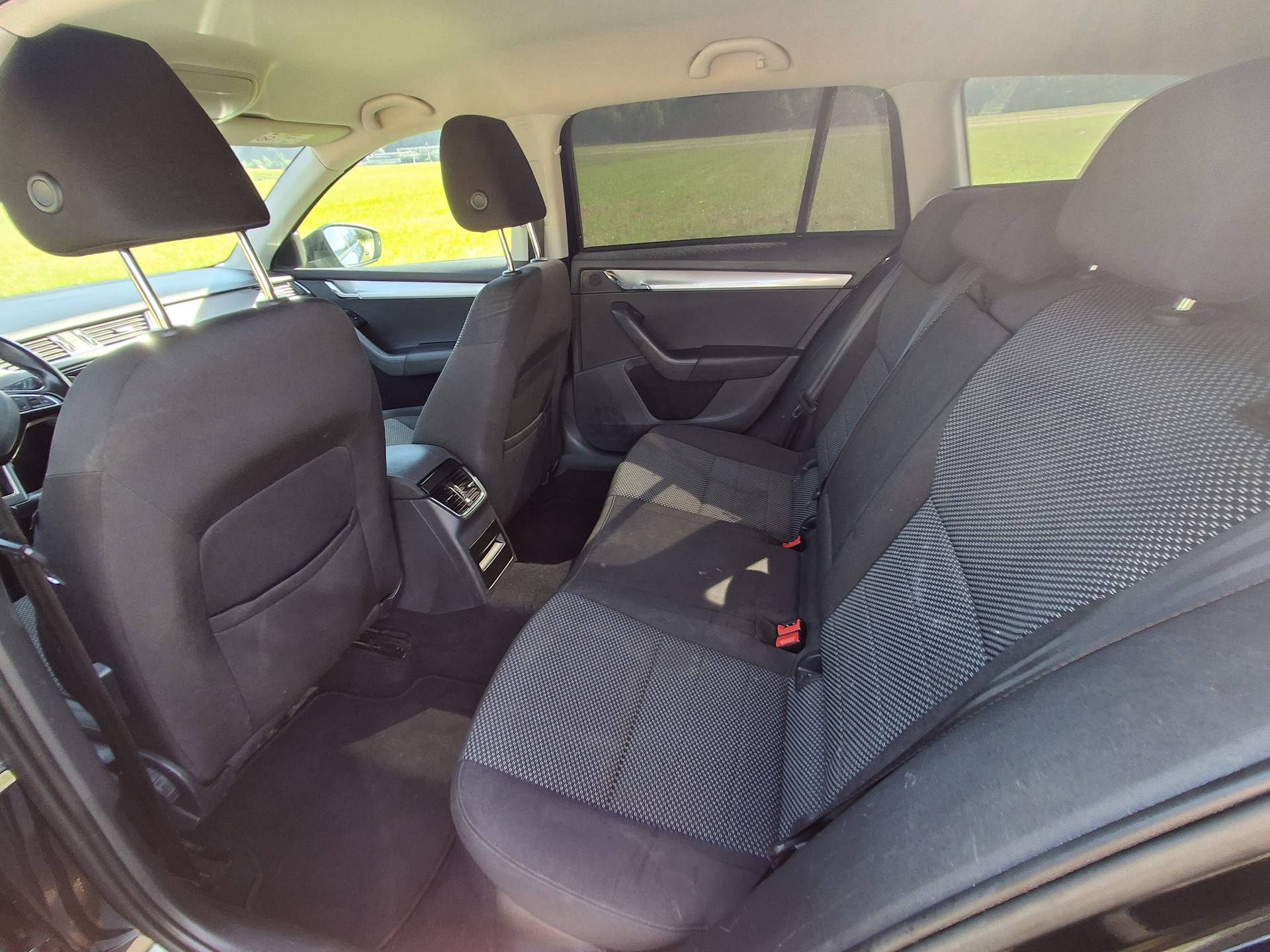 SKODA Octavia Combi 2.0 TDI Swiss Joy DSG-image-9
