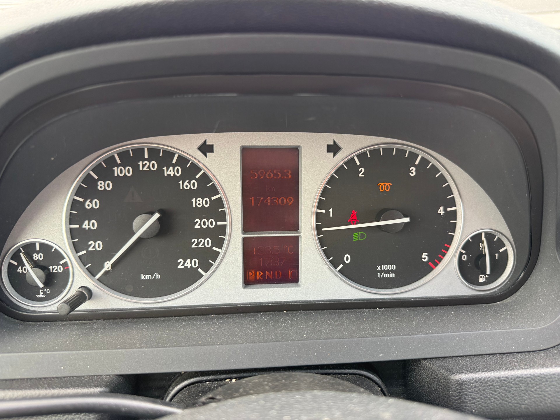 MERCEDES-BENZ B 200 CDI Sailing Edition-image-12