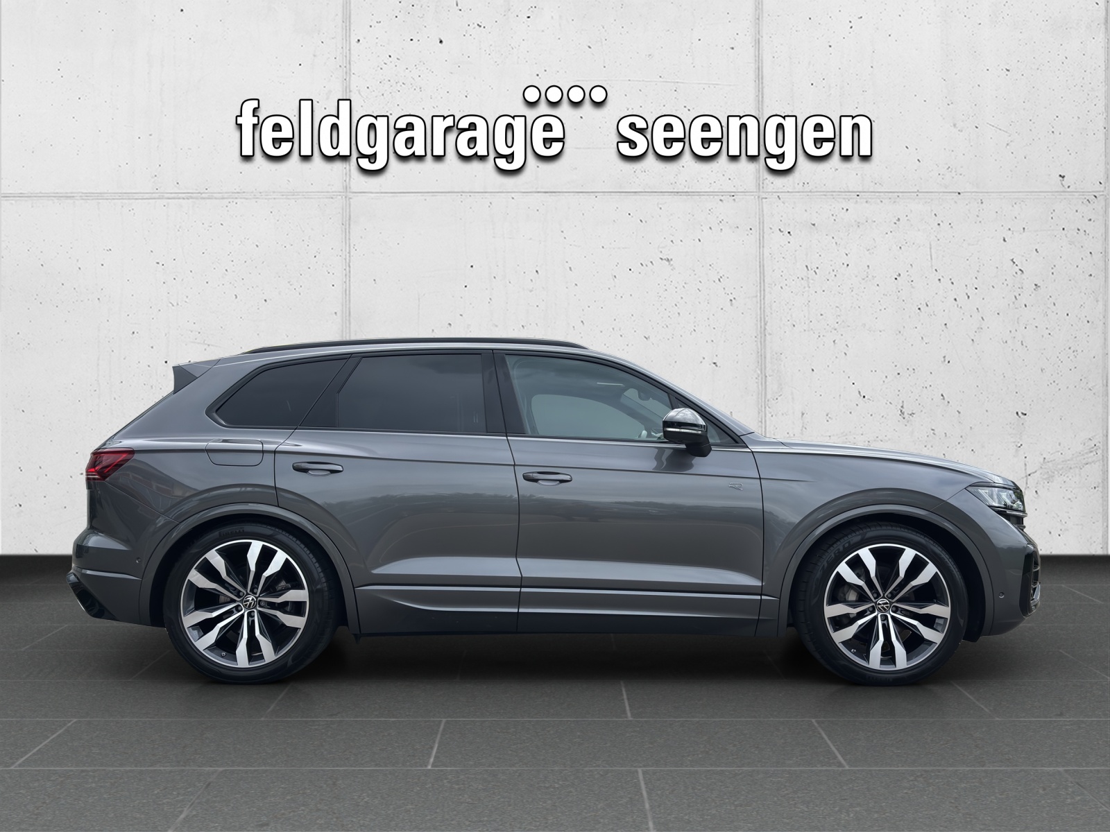 VW New Touareg 3.0 TDI R-Line Tiptronic mit fortl. Werksgarantie 5 Jahre, AHK, Panorama-Ausstell-/Schiebedach & Winterräder-image-3