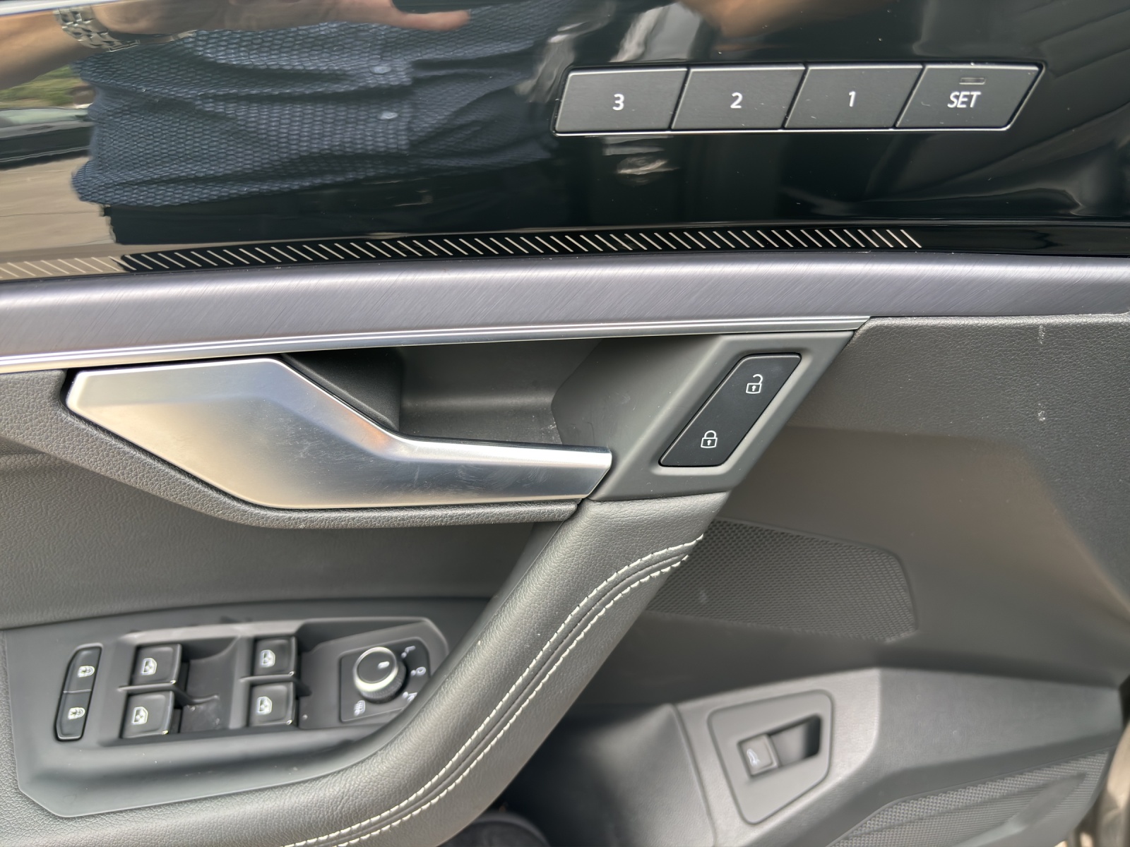 VW New Touareg 3.0 TDI R-Line Tiptronic mit fortl. Werksgarantie 5 Jahre, AHK, Panorama-Ausstell-/Schiebedach & Winterräder-image-32
