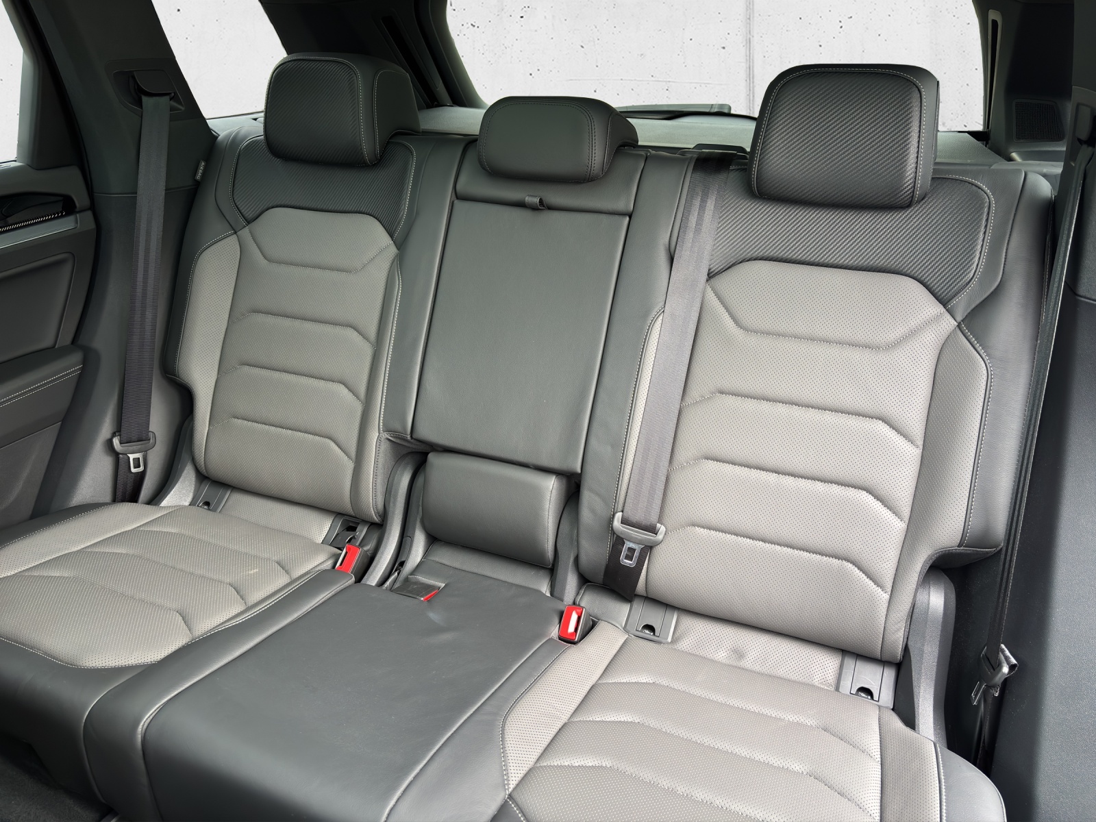 VW New Touareg 3.0 TDI R-Line Tiptronic mit fortl. Werksgarantie 5 Jahre, AHK, Panorama-Ausstell-/Schiebedach & Winterräder-image-31