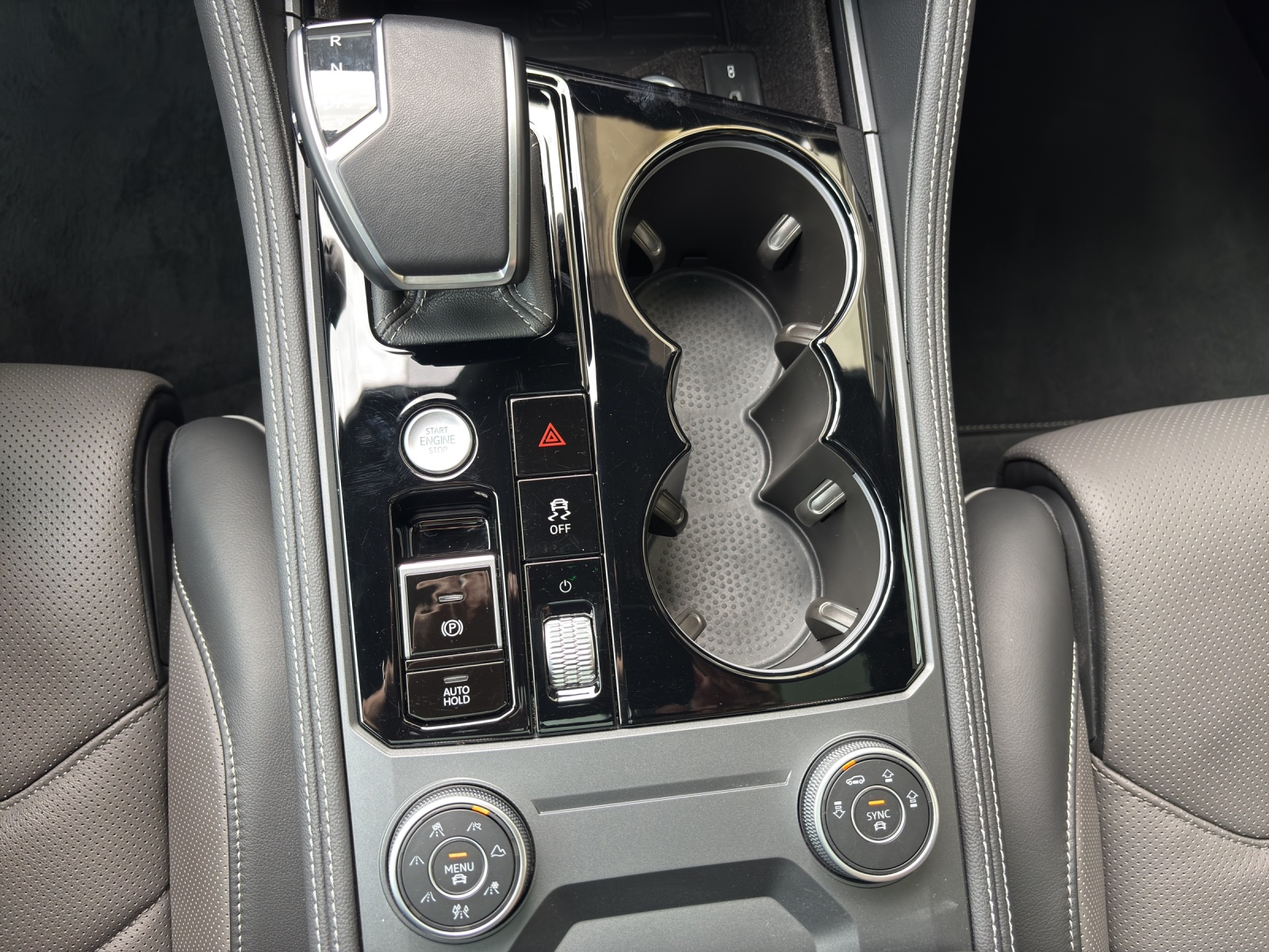 VW New Touareg 3.0 TDI R-Line Tiptronic mit fortl. Werksgarantie 5 Jahre, AHK, Panorama-Ausstell-/Schiebedach & Winterräder-image-17
