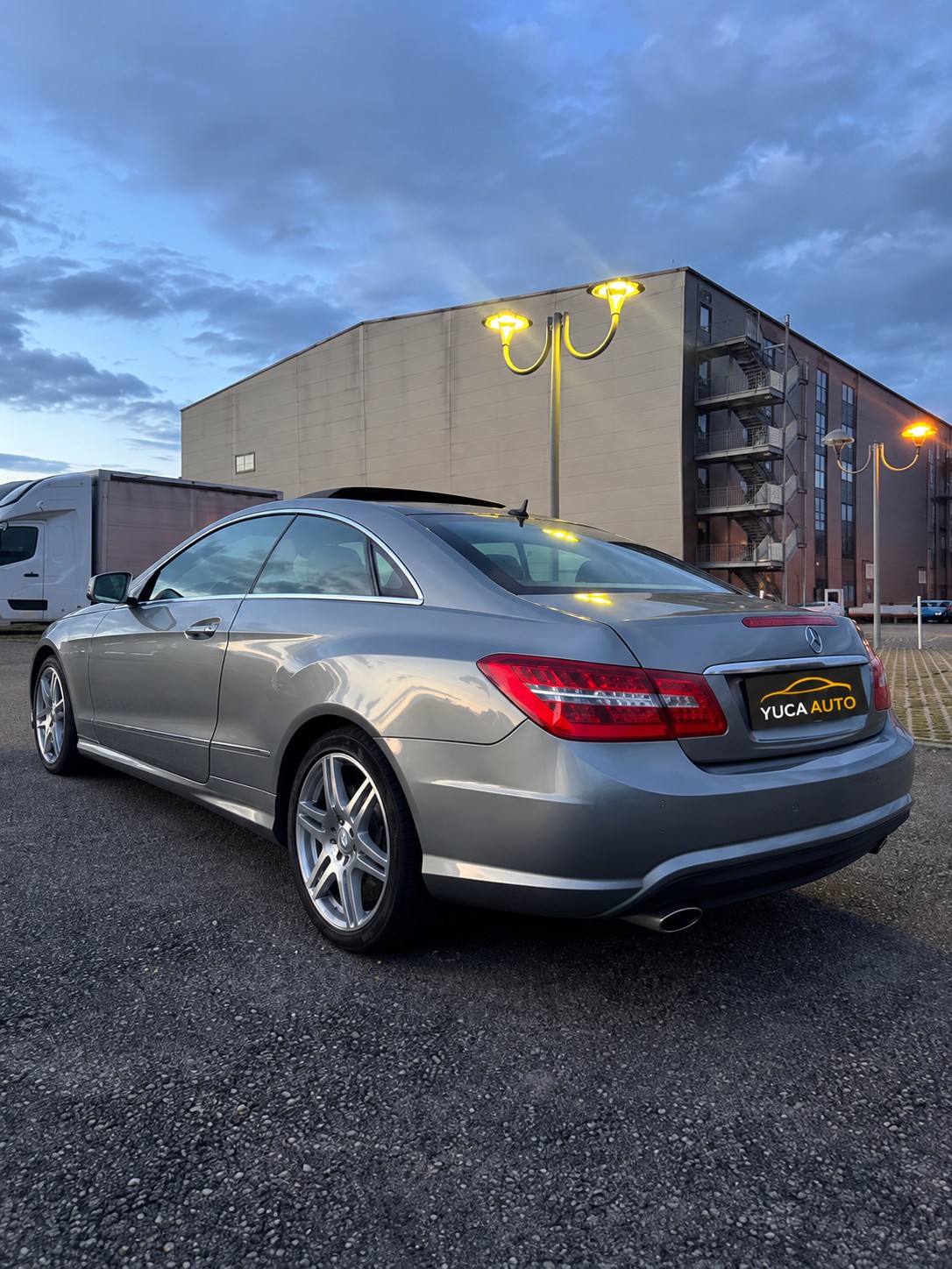 MERCEDES-BENZ E 300 CGI BlueEfficiency 7G-Tronic-image-2