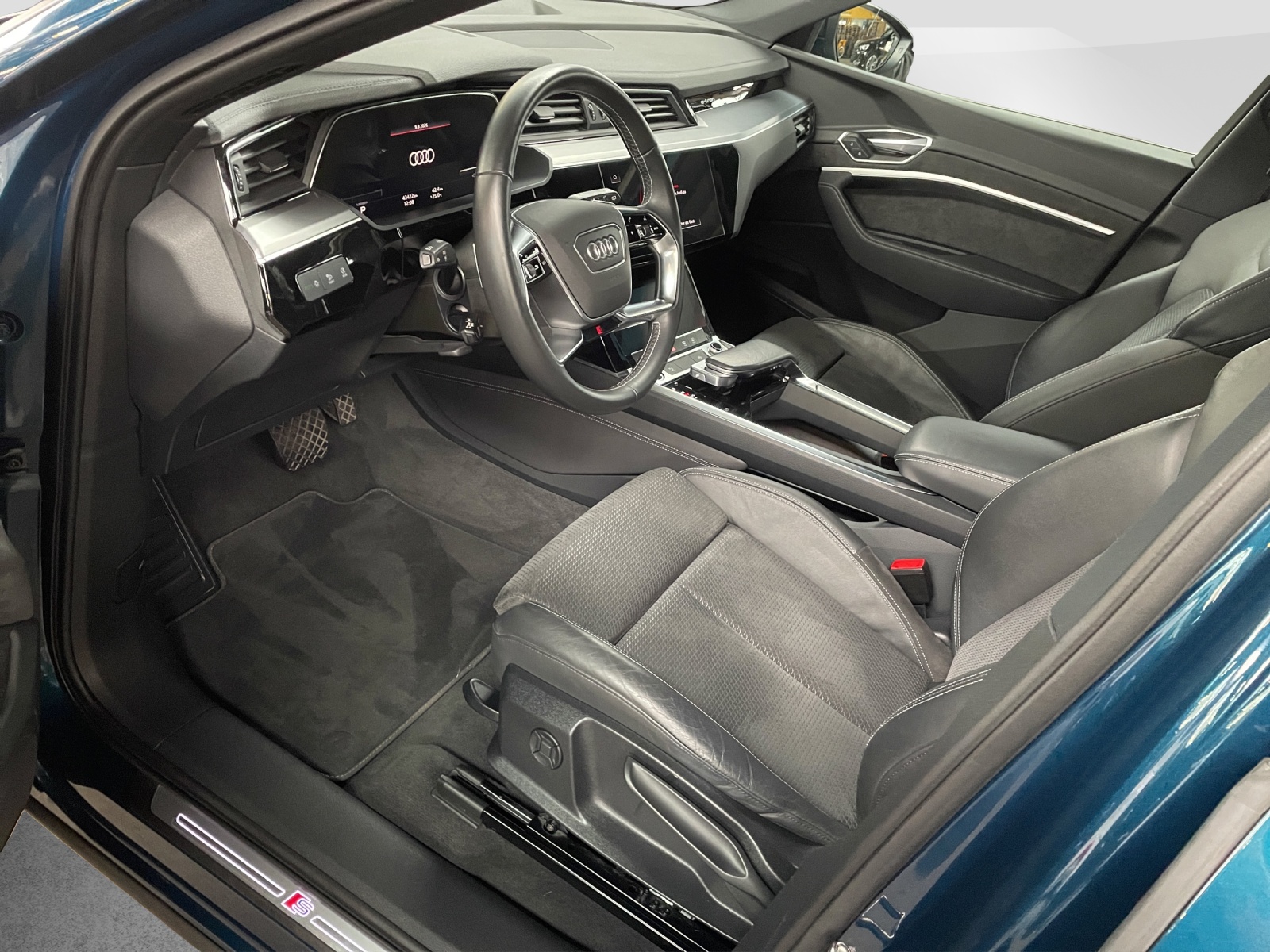 AUDI e-tron 55 Advanced quattro-image-8