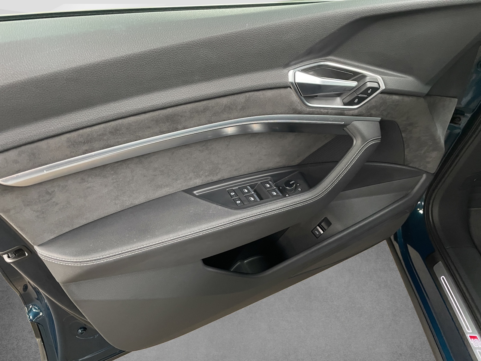 AUDI e-tron 55 Advanced quattro-image-11