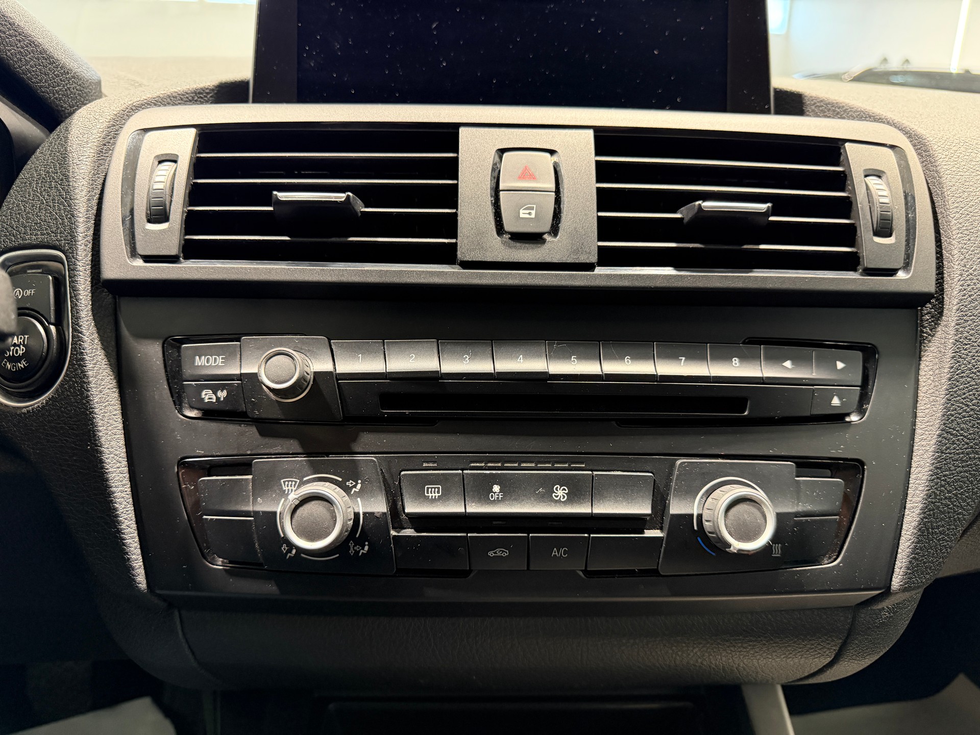 BMW 114i Business-showroom-element-2