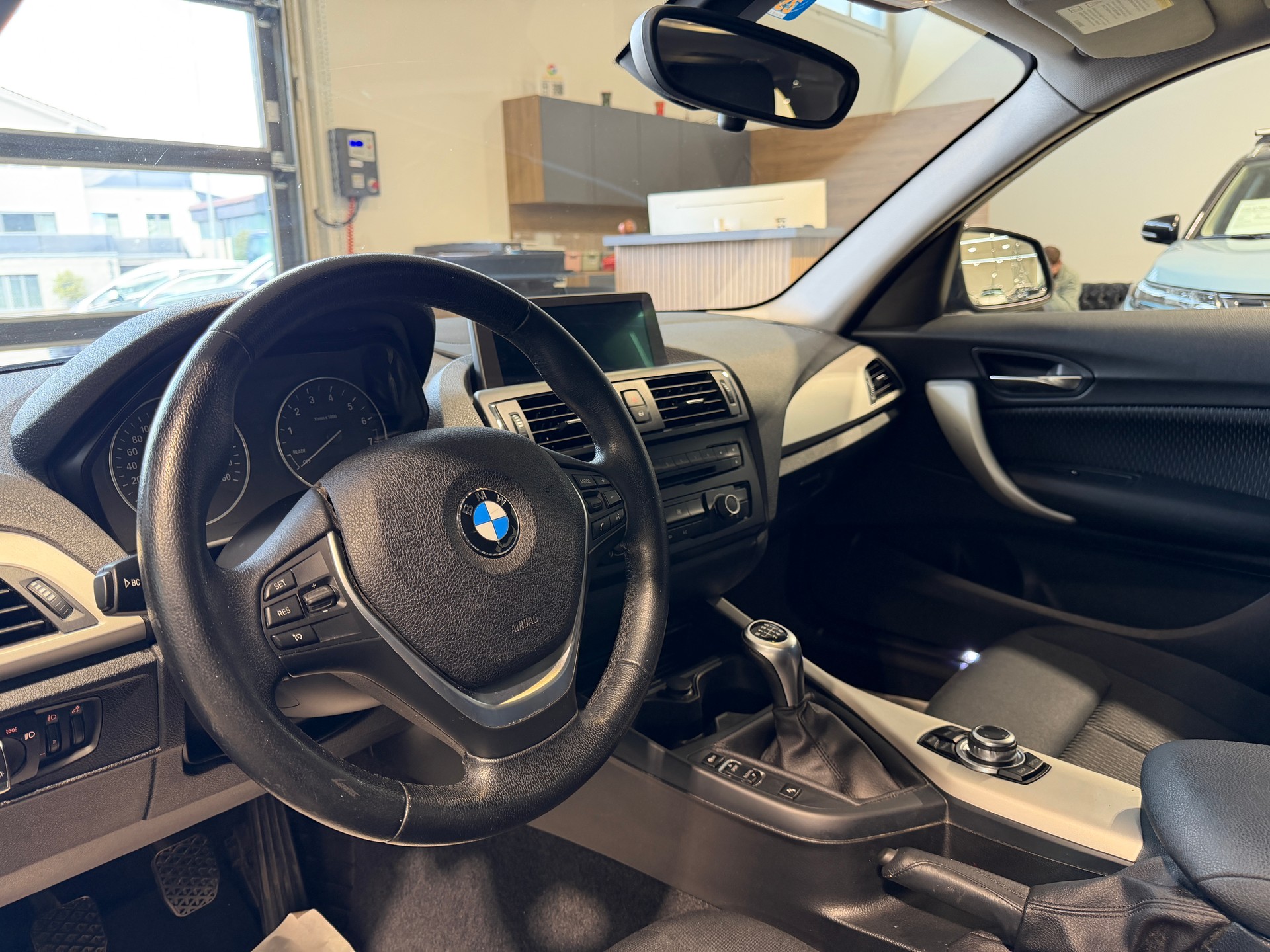 BMW 114i Business-showroom-element-1